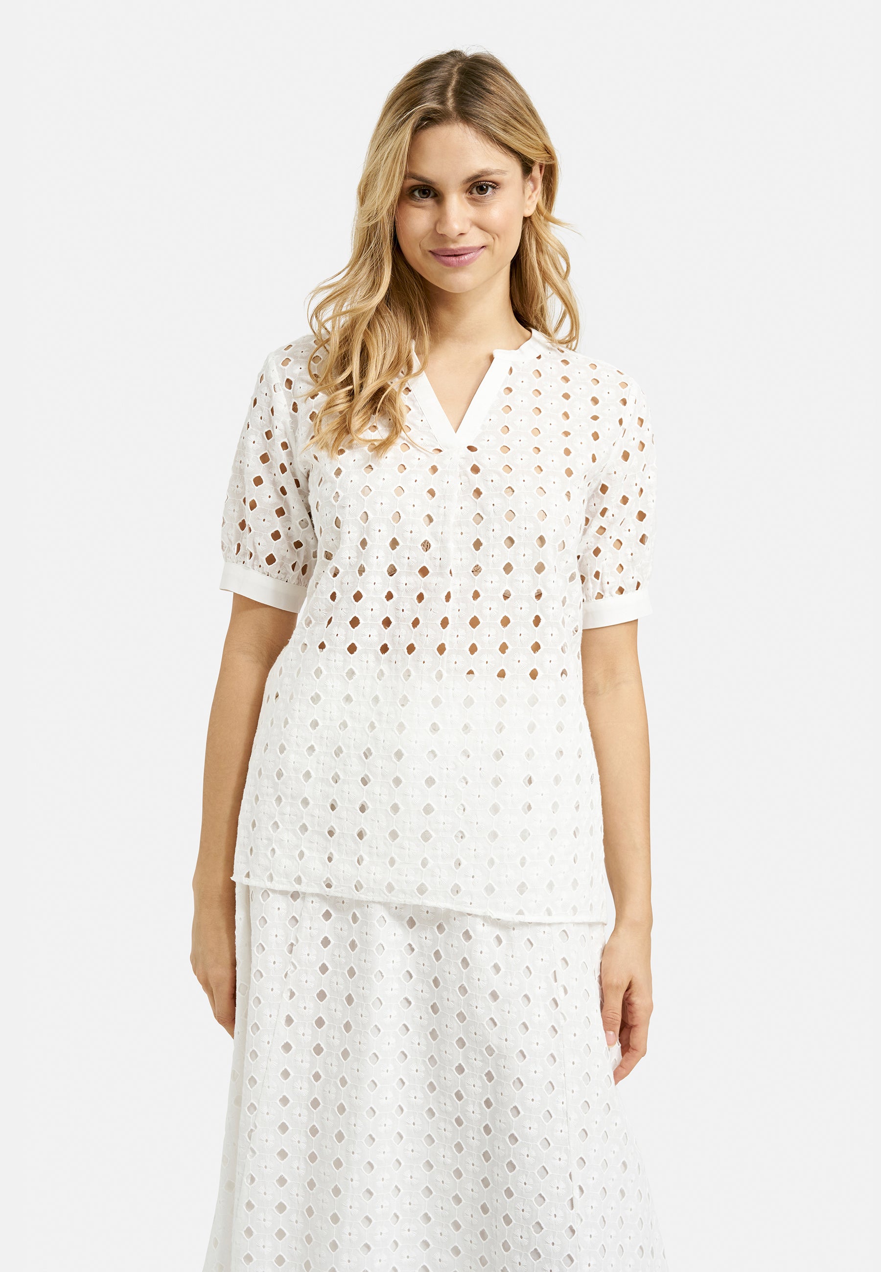 Blouse with v-neck and puffsleeves