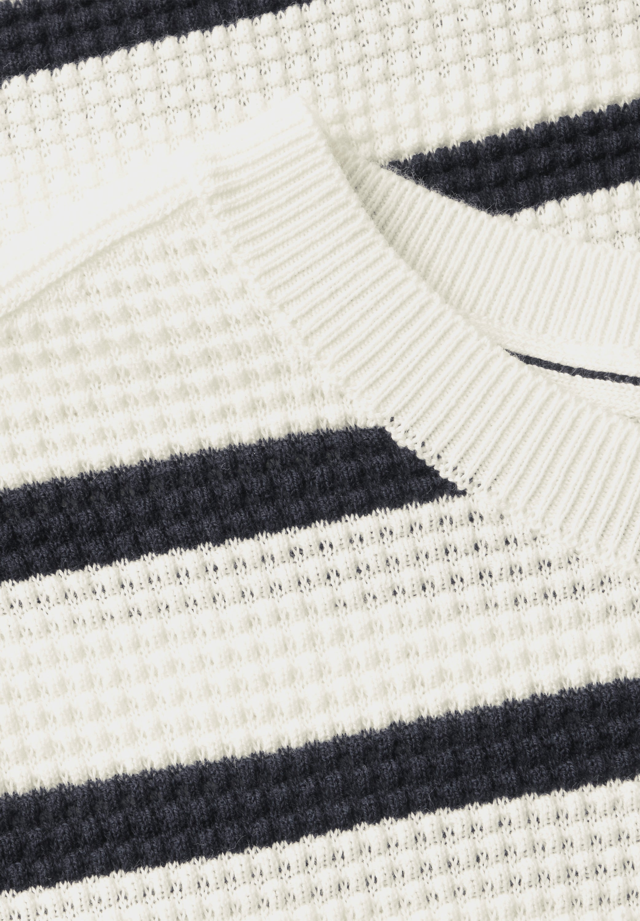 Gestreifter Strukturpullover