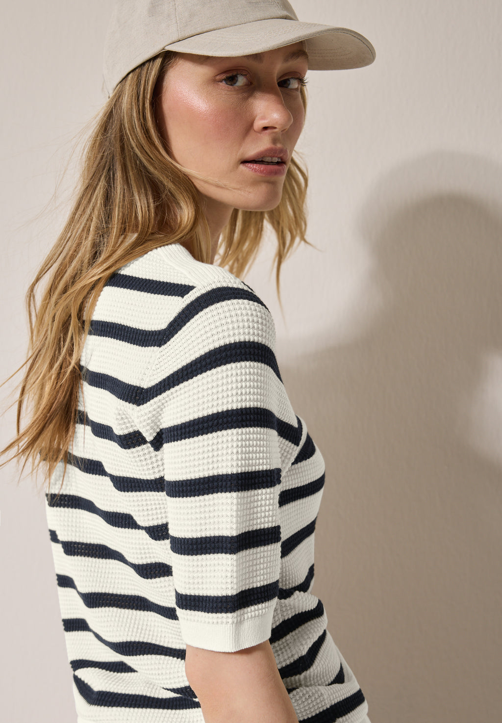Gestreifter Strukturpullover