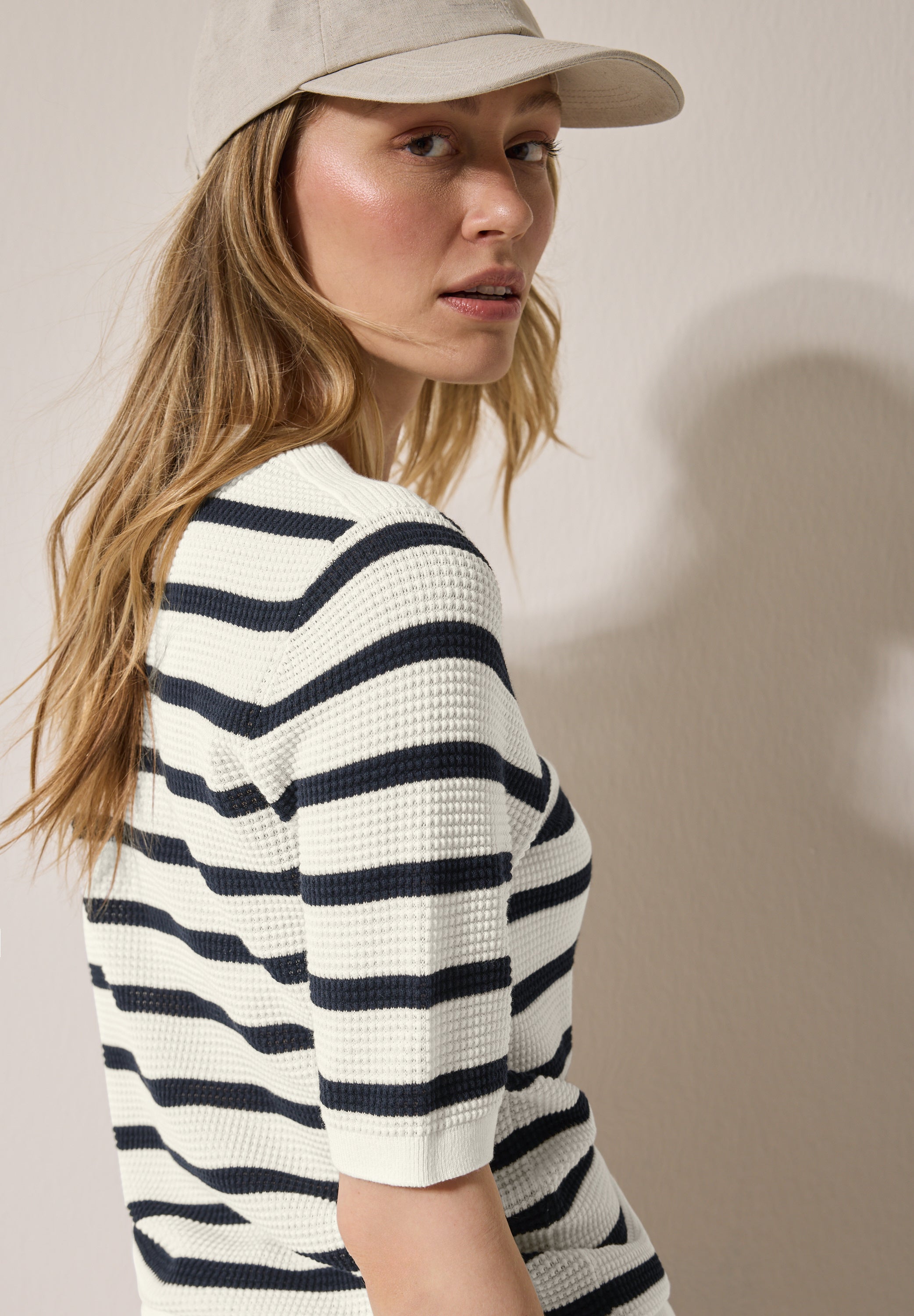 Gestreifter Strukturpullover