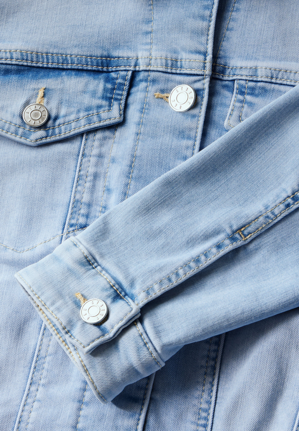 Jeansjacke im Bleached-Look