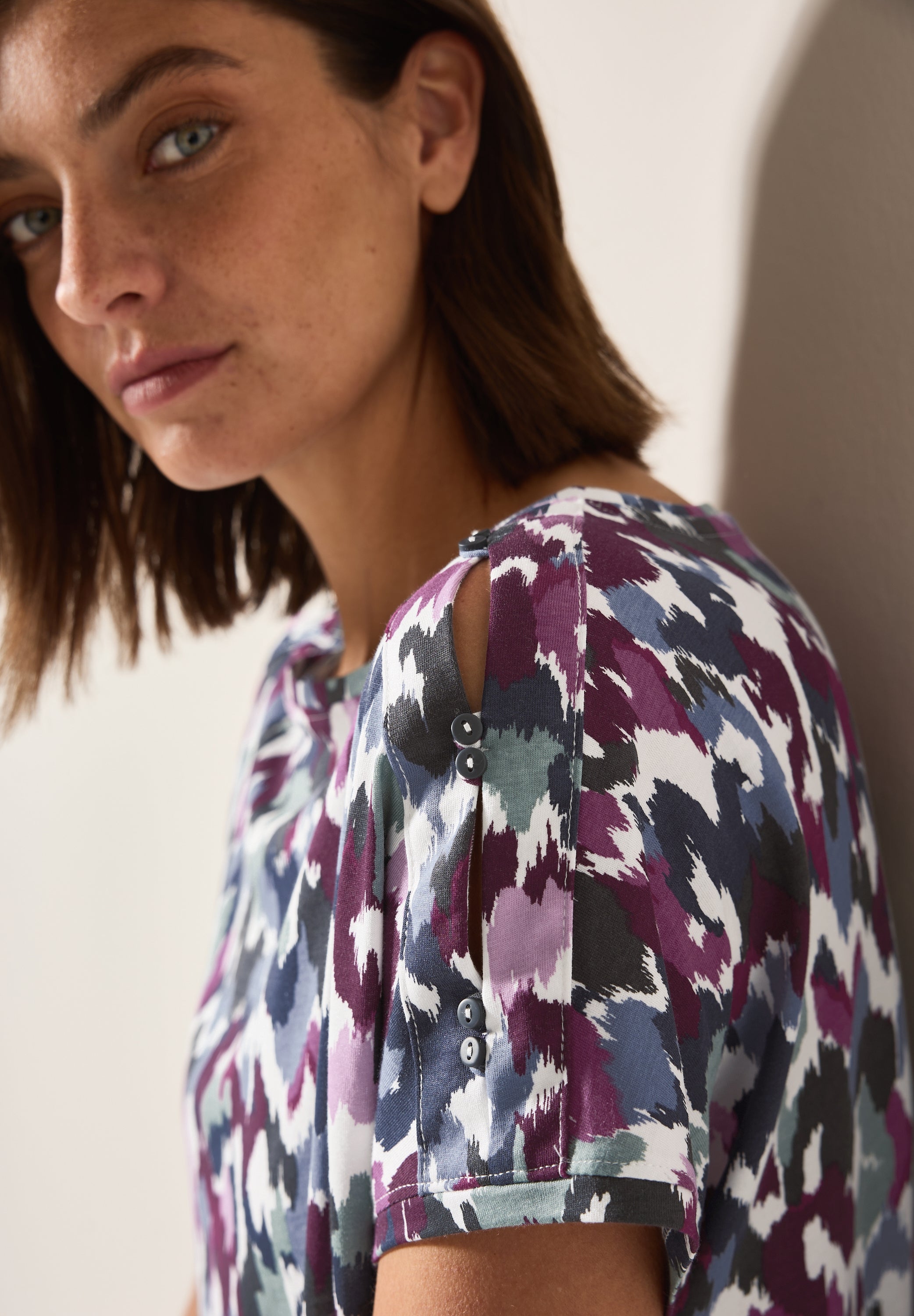 T-Shirt mit Knopfdetail