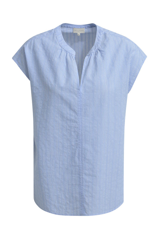 sleeveless blouse w gathering around neckpanel, slit in cf