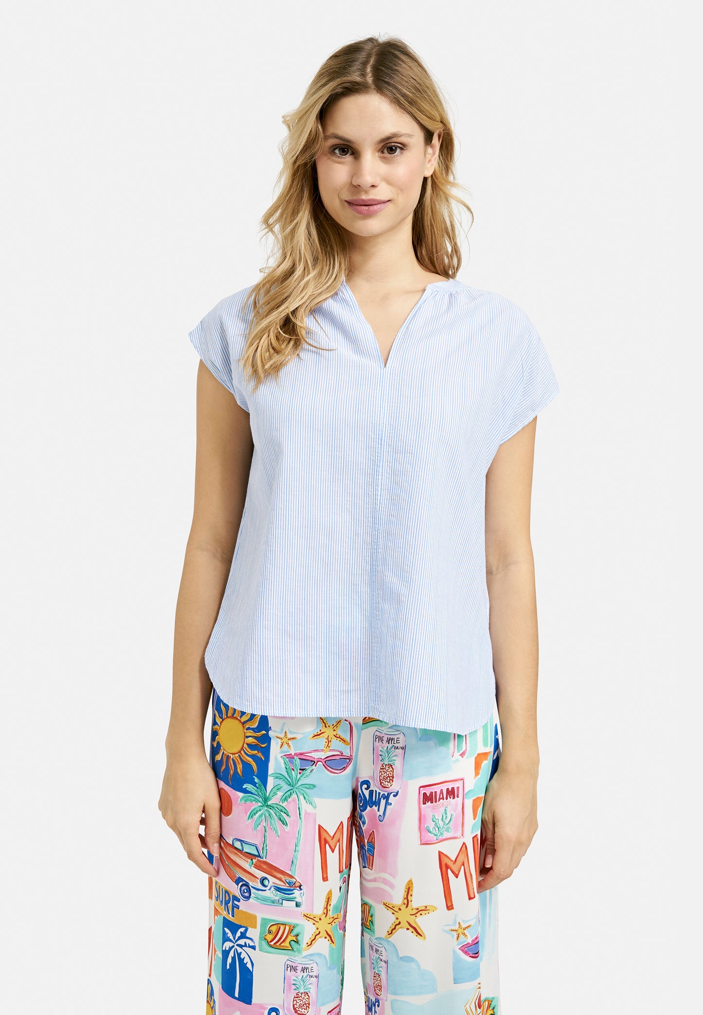 sleeveless blouse w gathering around neckpanel, slit in cf