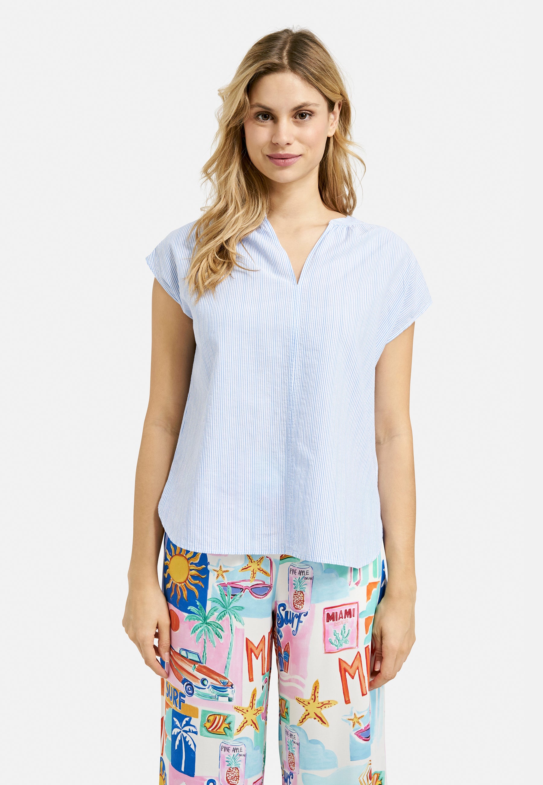 sleeveless blouse w gathering around neckpanel, slit in cf