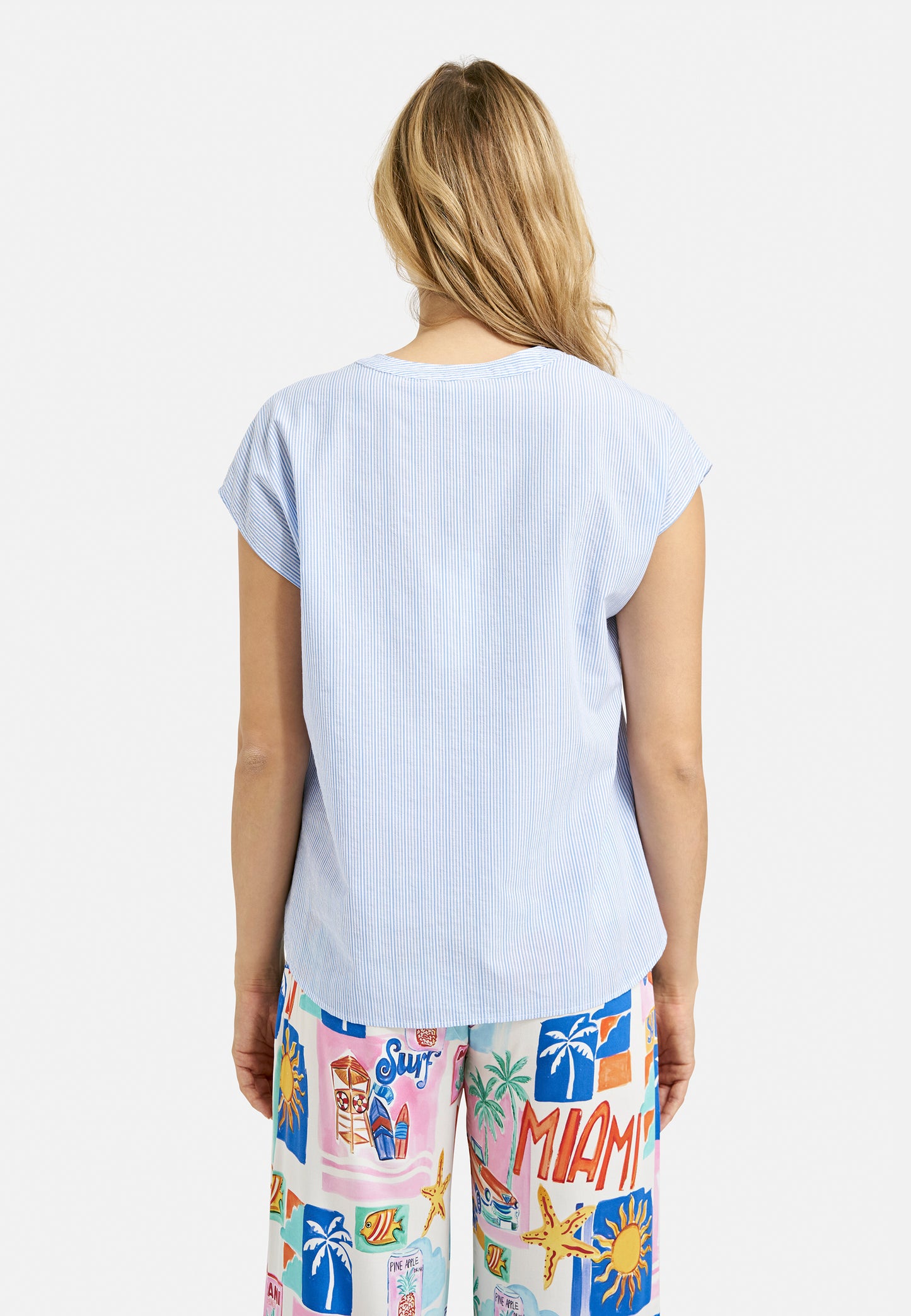 sleeveless blouse w gathering around neckpanel, slit in cf