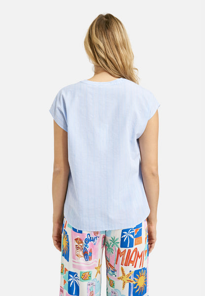 sleeveless blouse w gathering around neckpanel, slit in cf