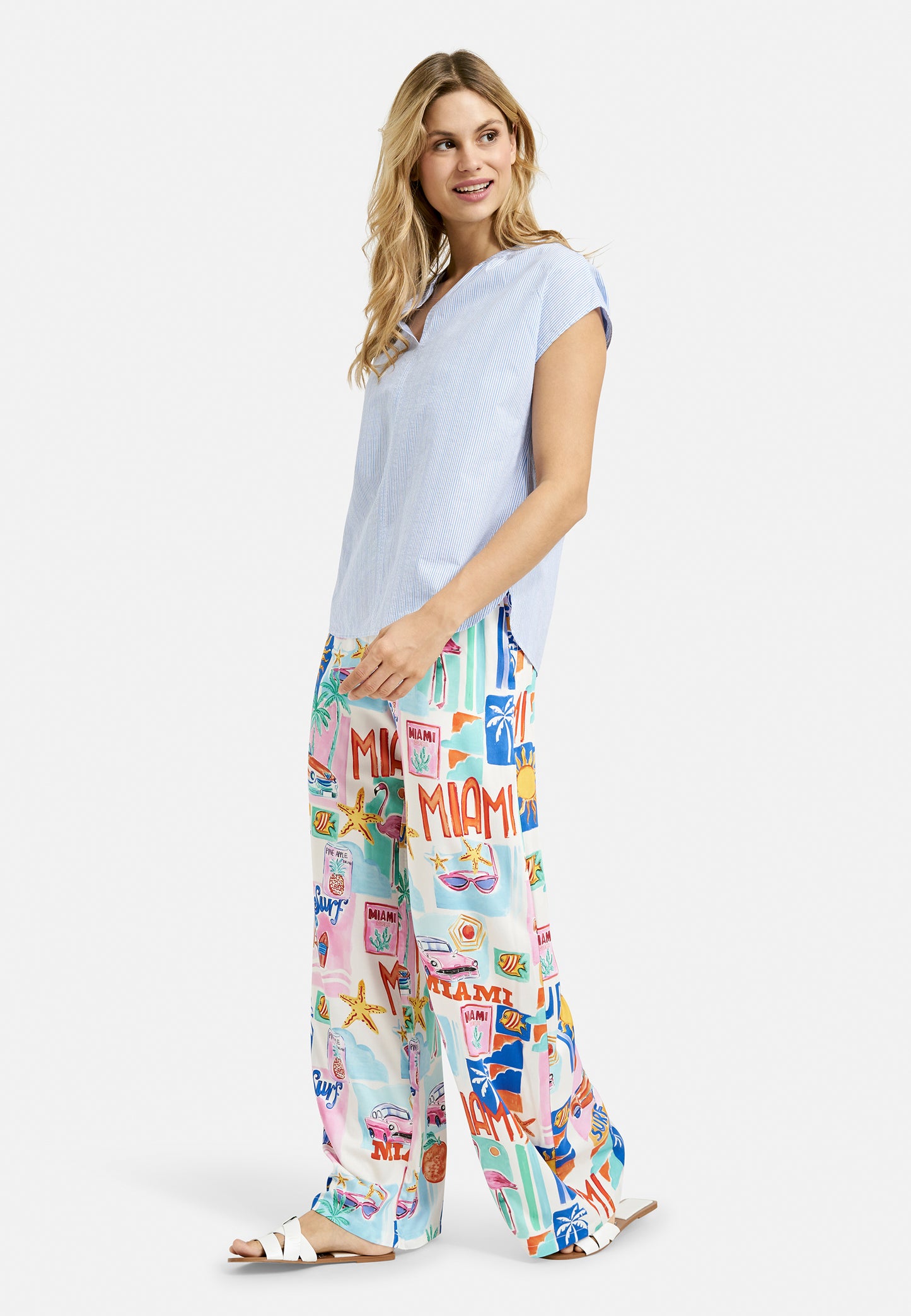 sleeveless blouse w gathering around neckpanel, slit in cf