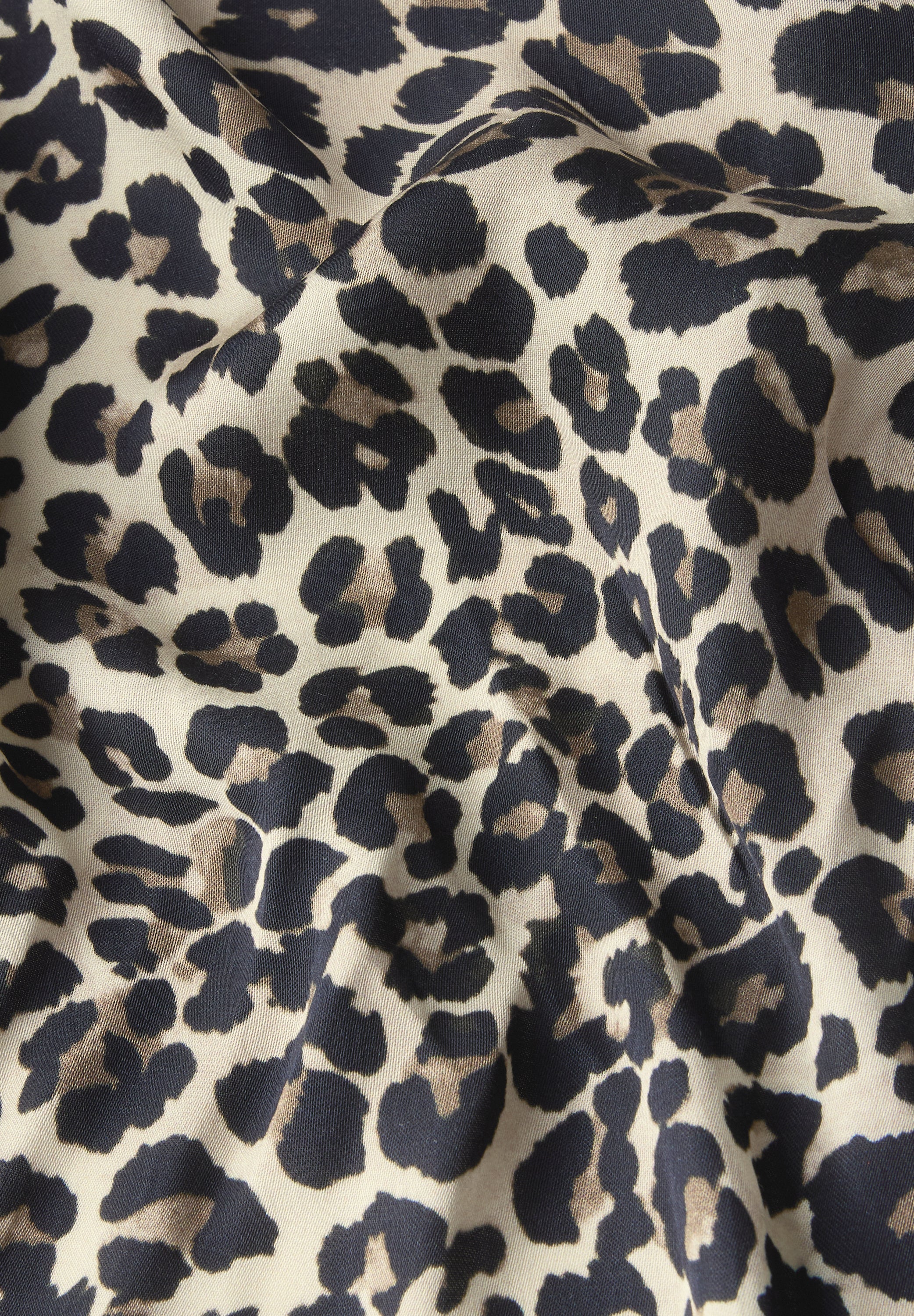 Satin Tuch mit Leo-Muster