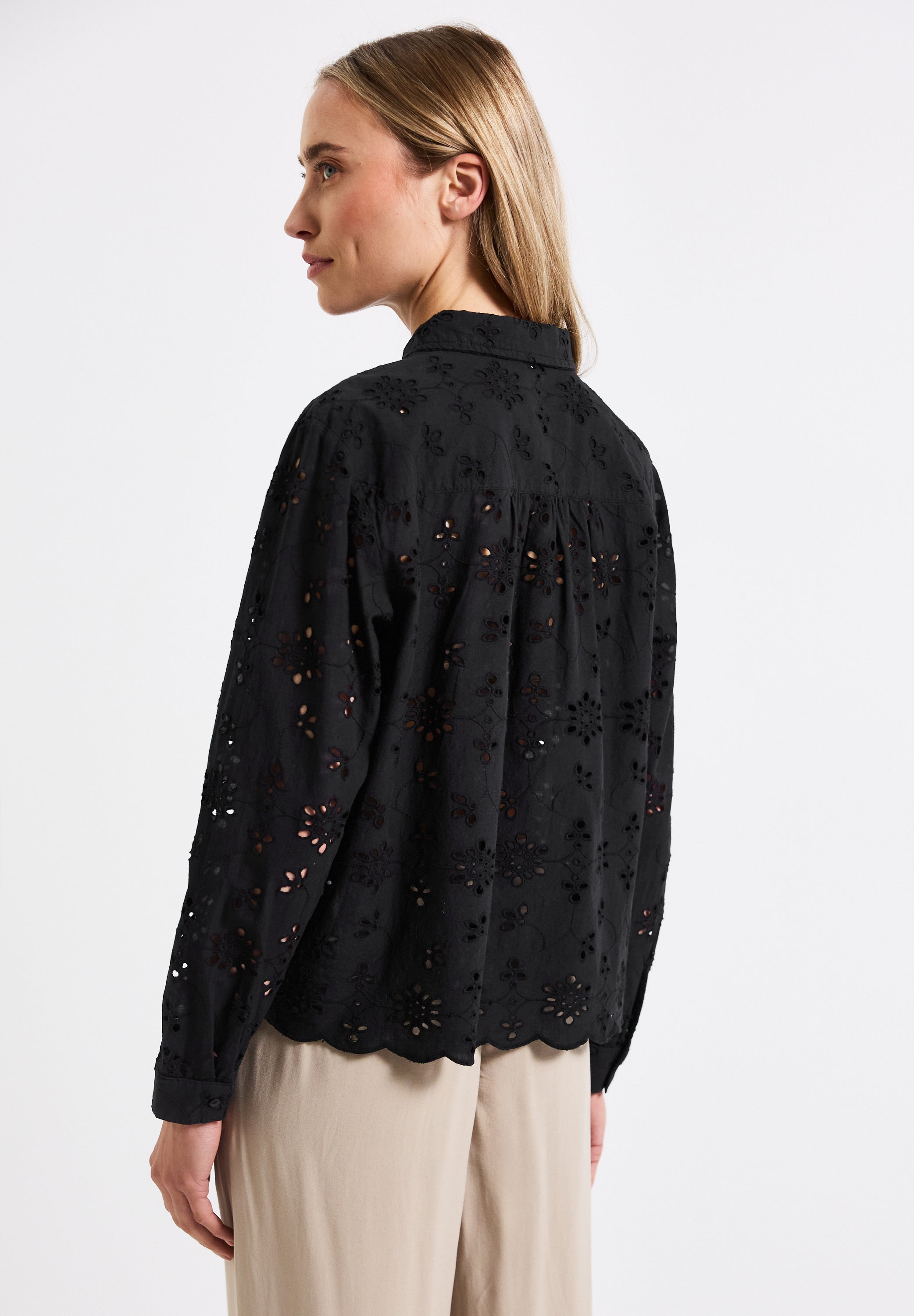 Hemdbluse mit Lochstickerei