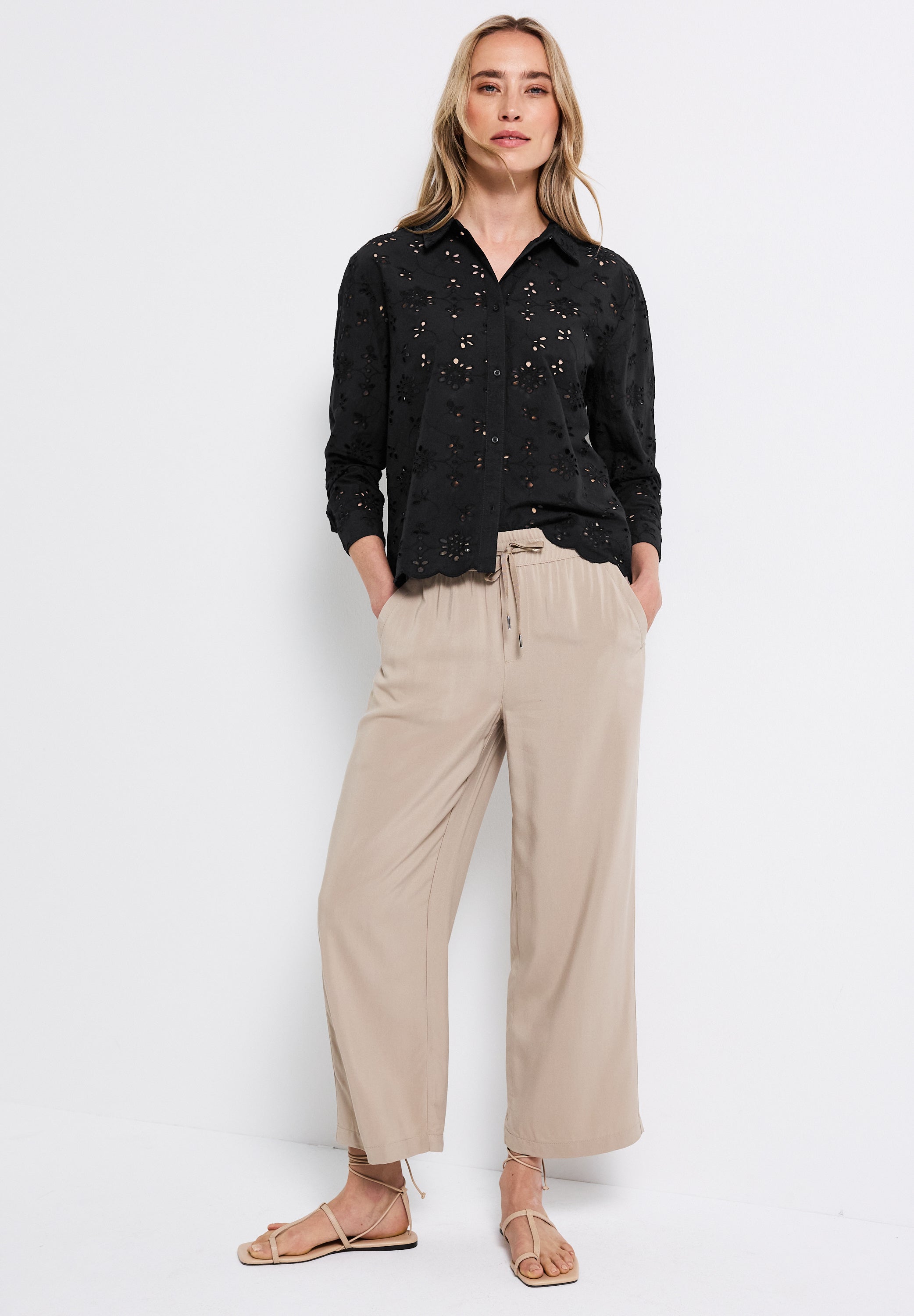 Hemdbluse mit Lochstickerei