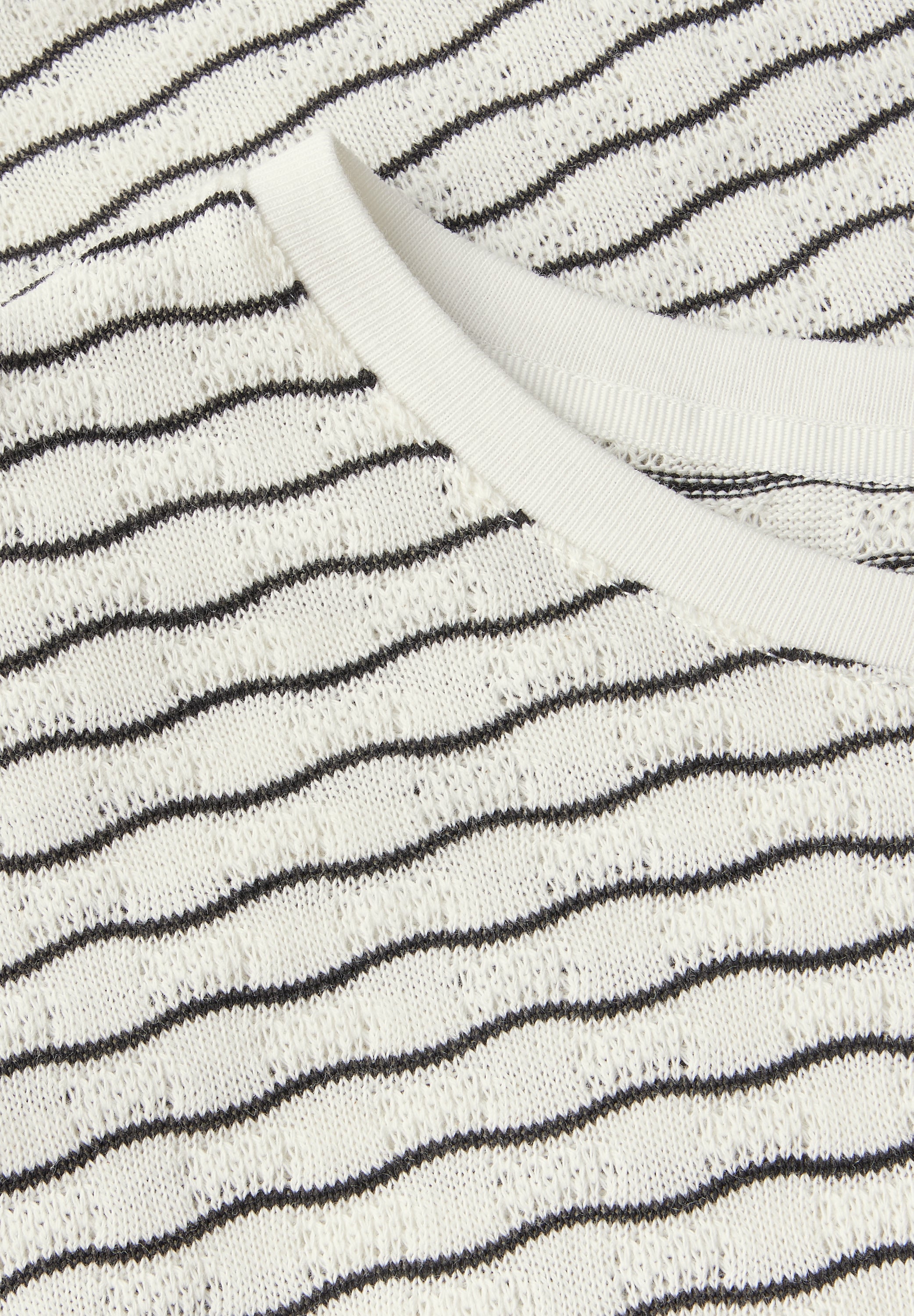 Shirt mit welligen Streifen