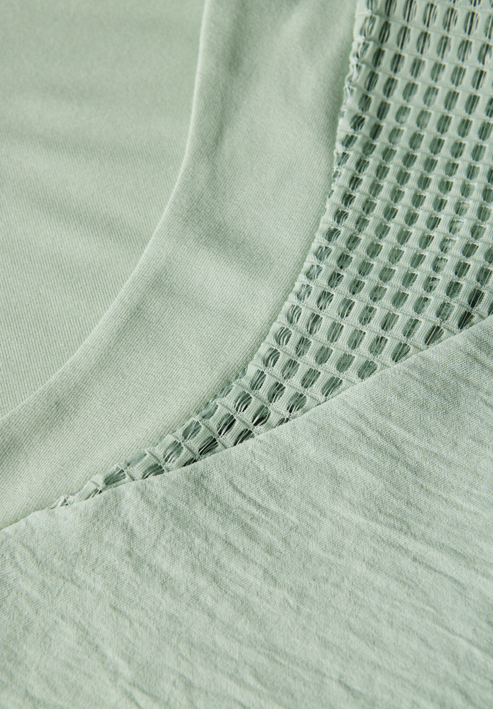 Top mit Mesh-Details