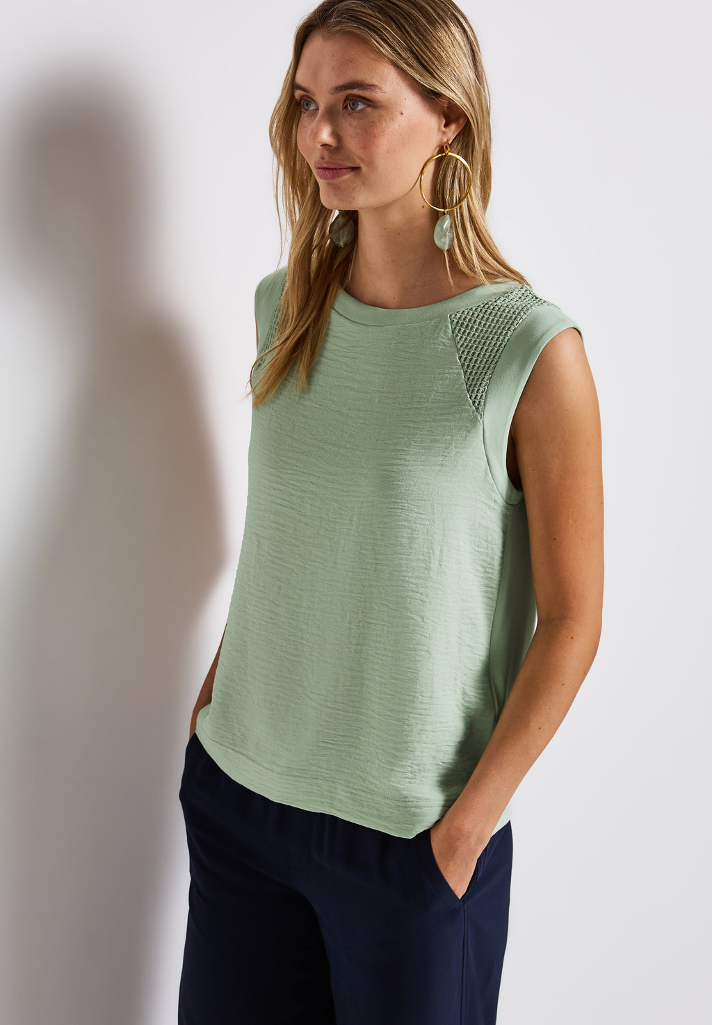 Top mit Mesh-Details
