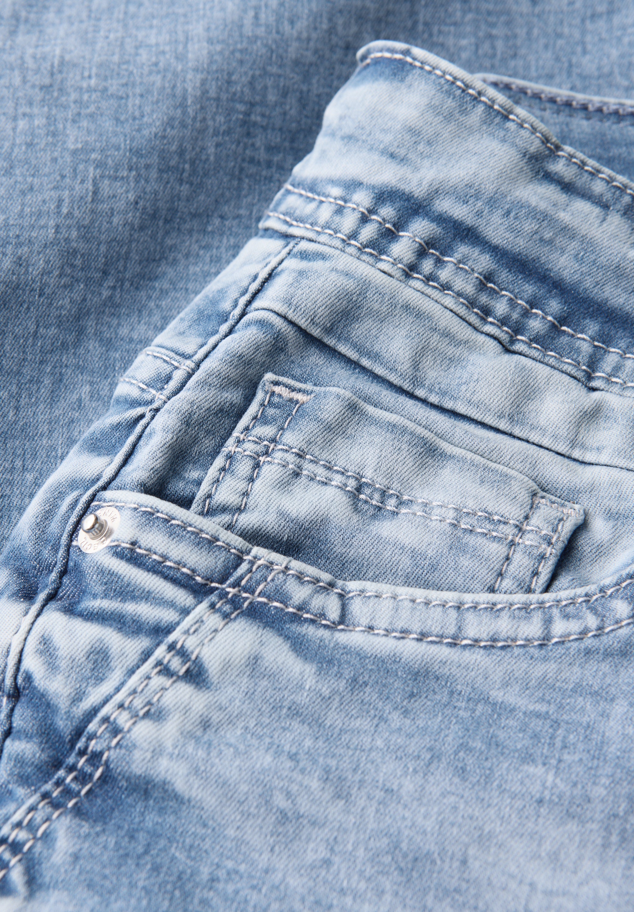 Jeans mit Turn-Up Detail