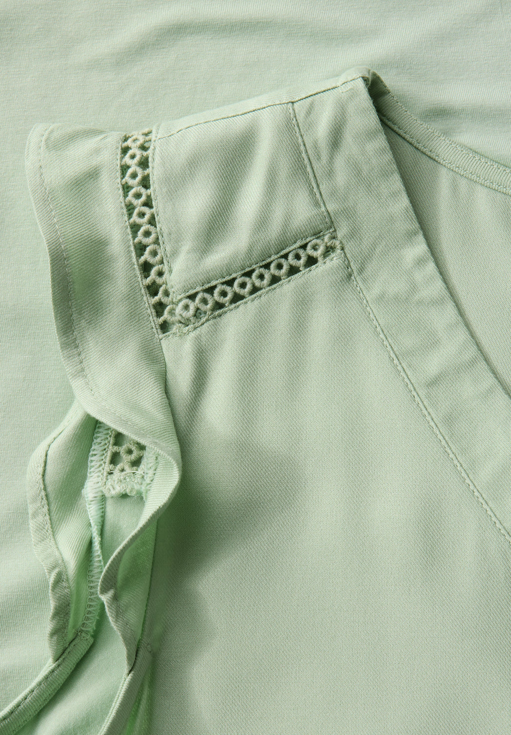 V-Neck Top mit Häkeldetails