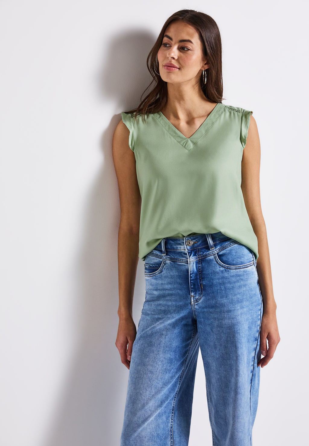 V-Neck Top mit Häkeldetails