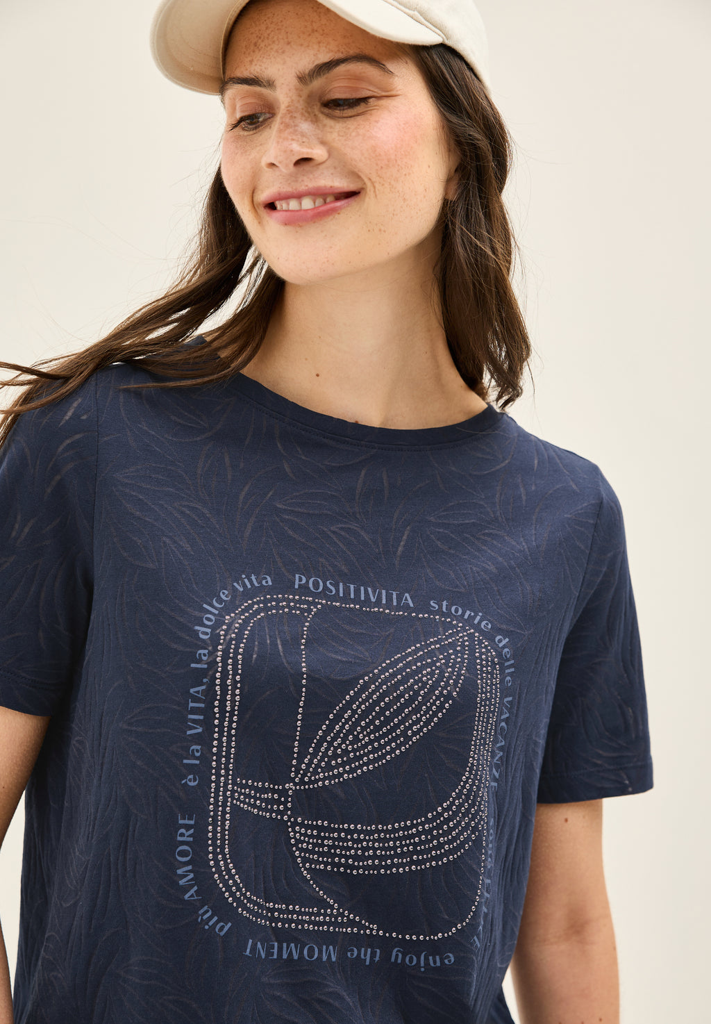 T-Shirt mit Schmucksteinen