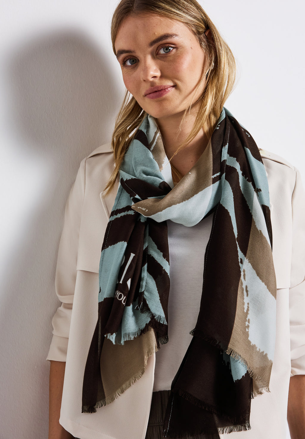 Leichter Schal mit Muster