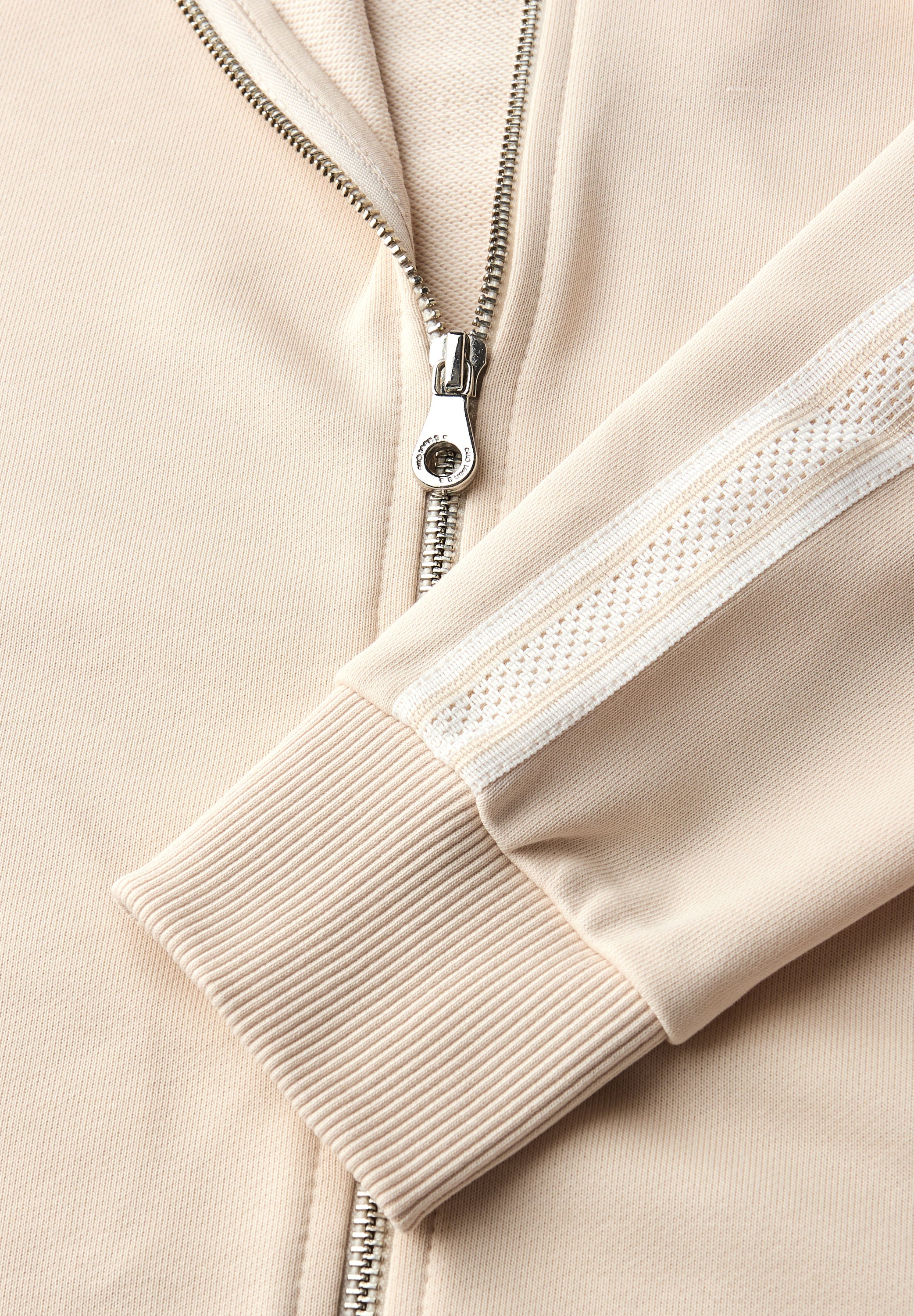 Kapuzenjacke mit Dekotape