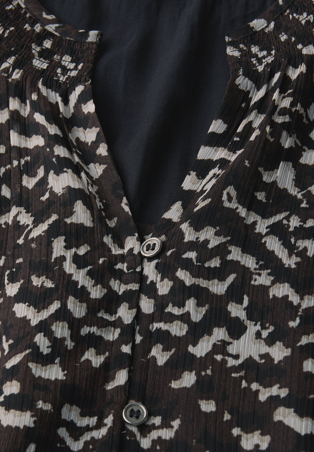 Chiffonkleid mit Smokdetails