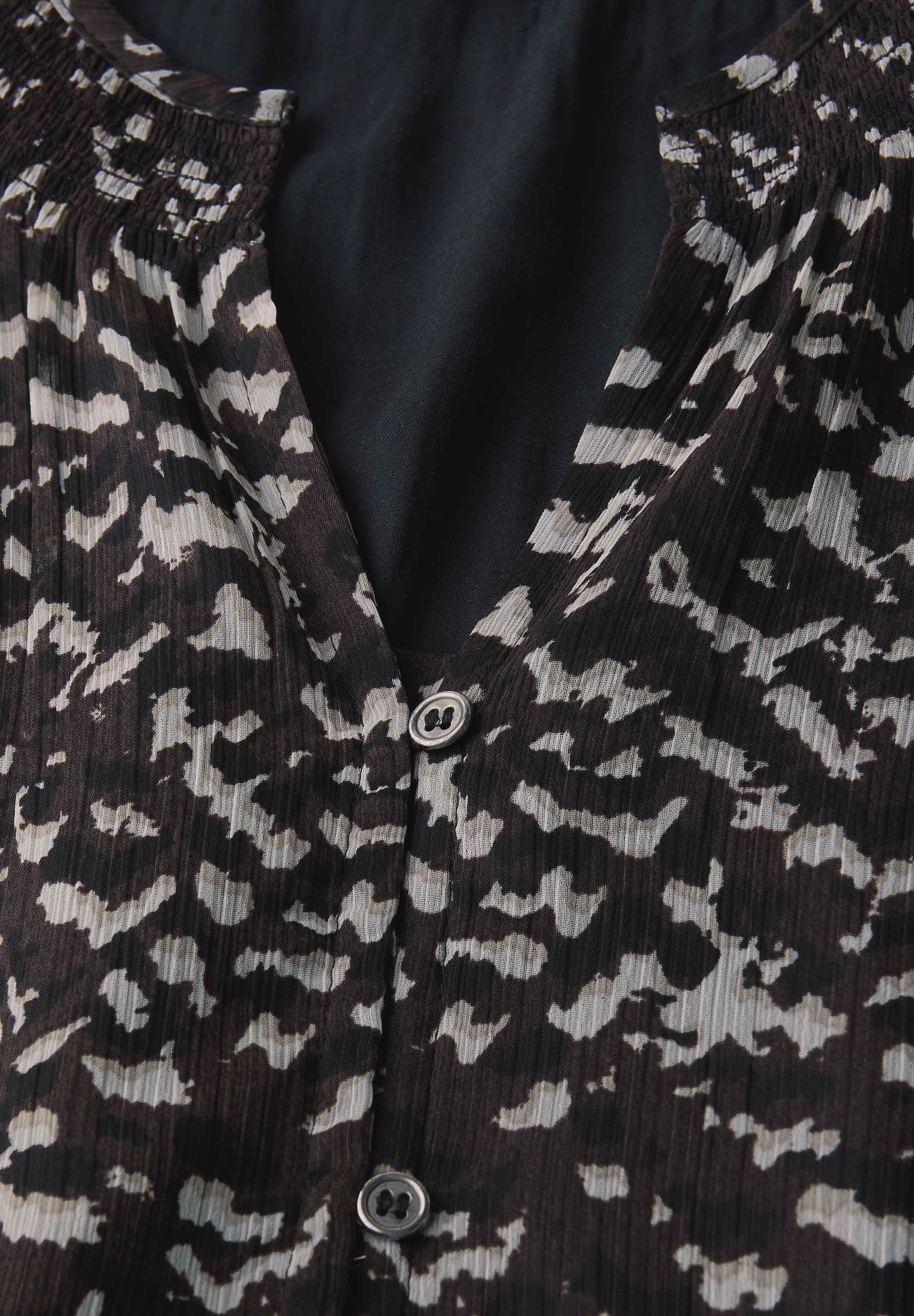 Chiffonkleid mit Smokdetails