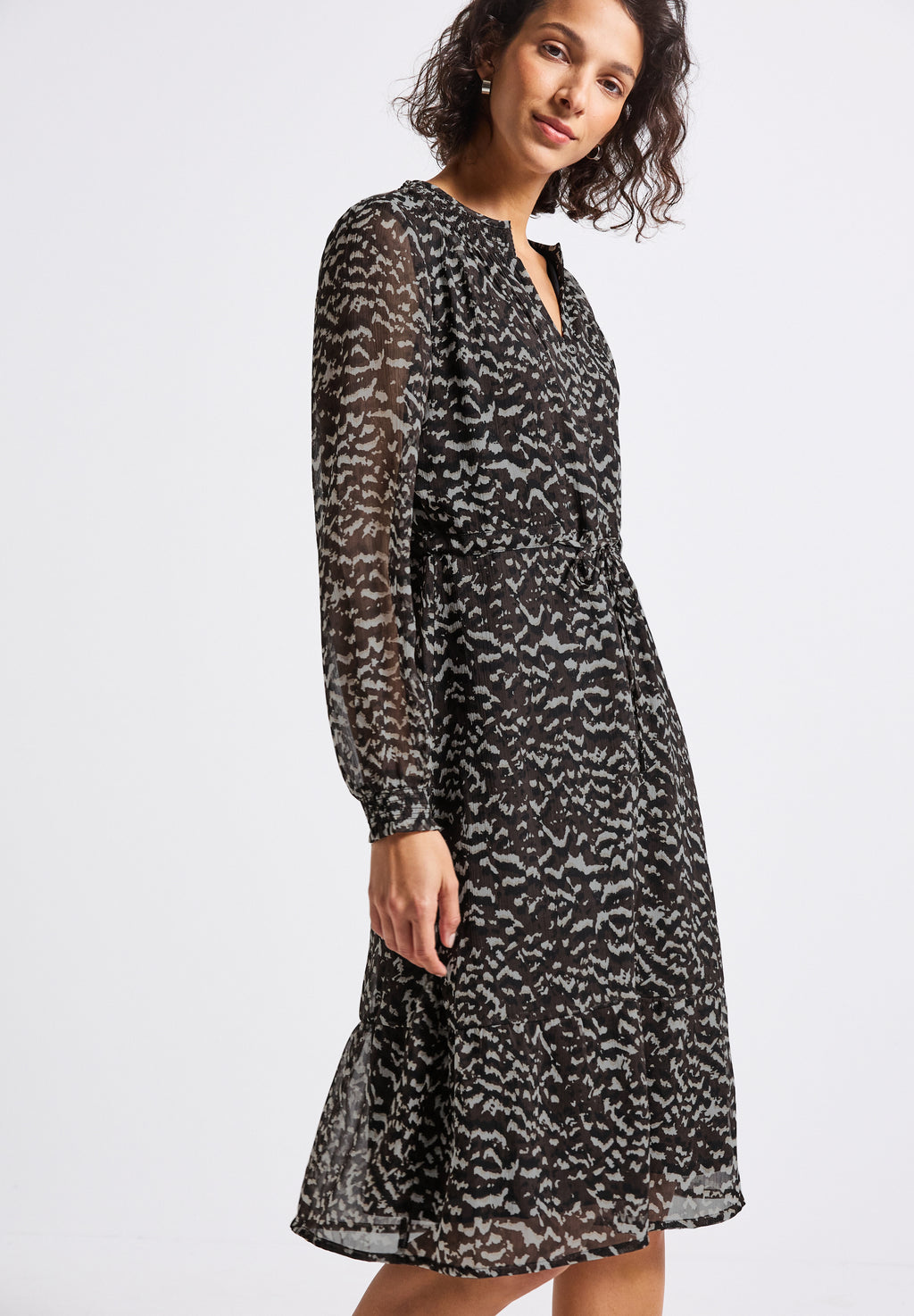 Chiffonkleid mit Smokdetails