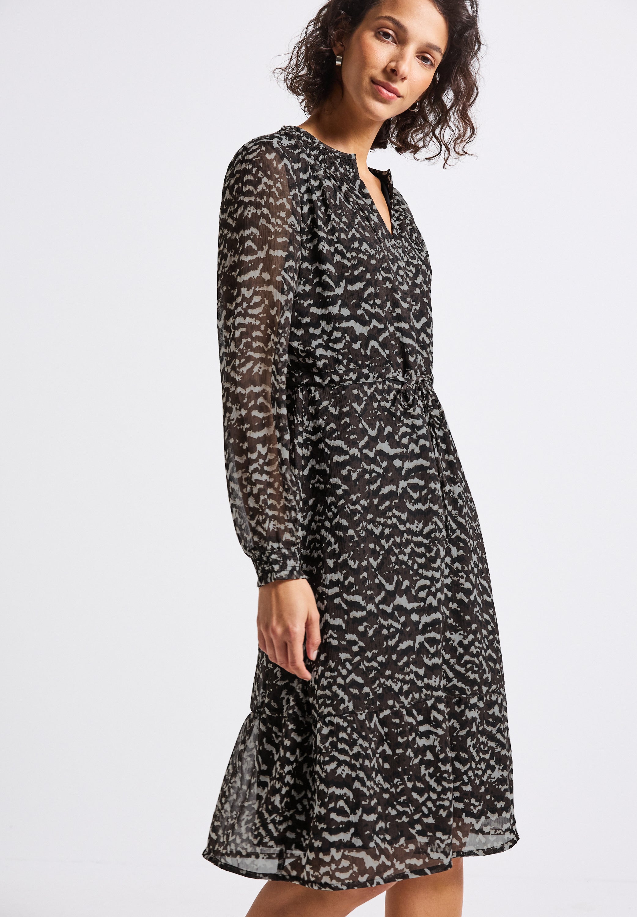 Chiffonkleid mit Smokdetails