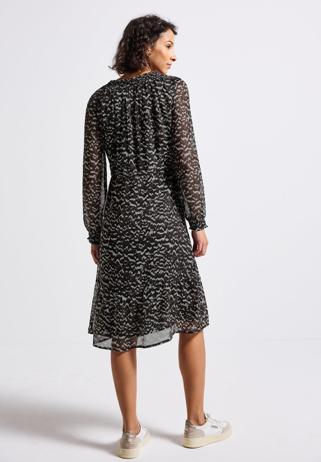 Chiffonkleid mit Smokdetails