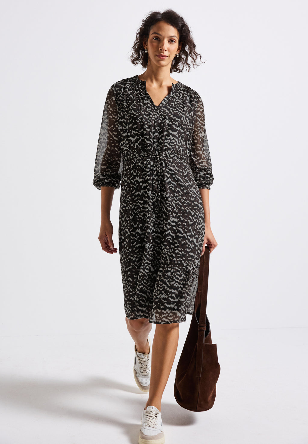 Chiffonkleid mit Smokdetails