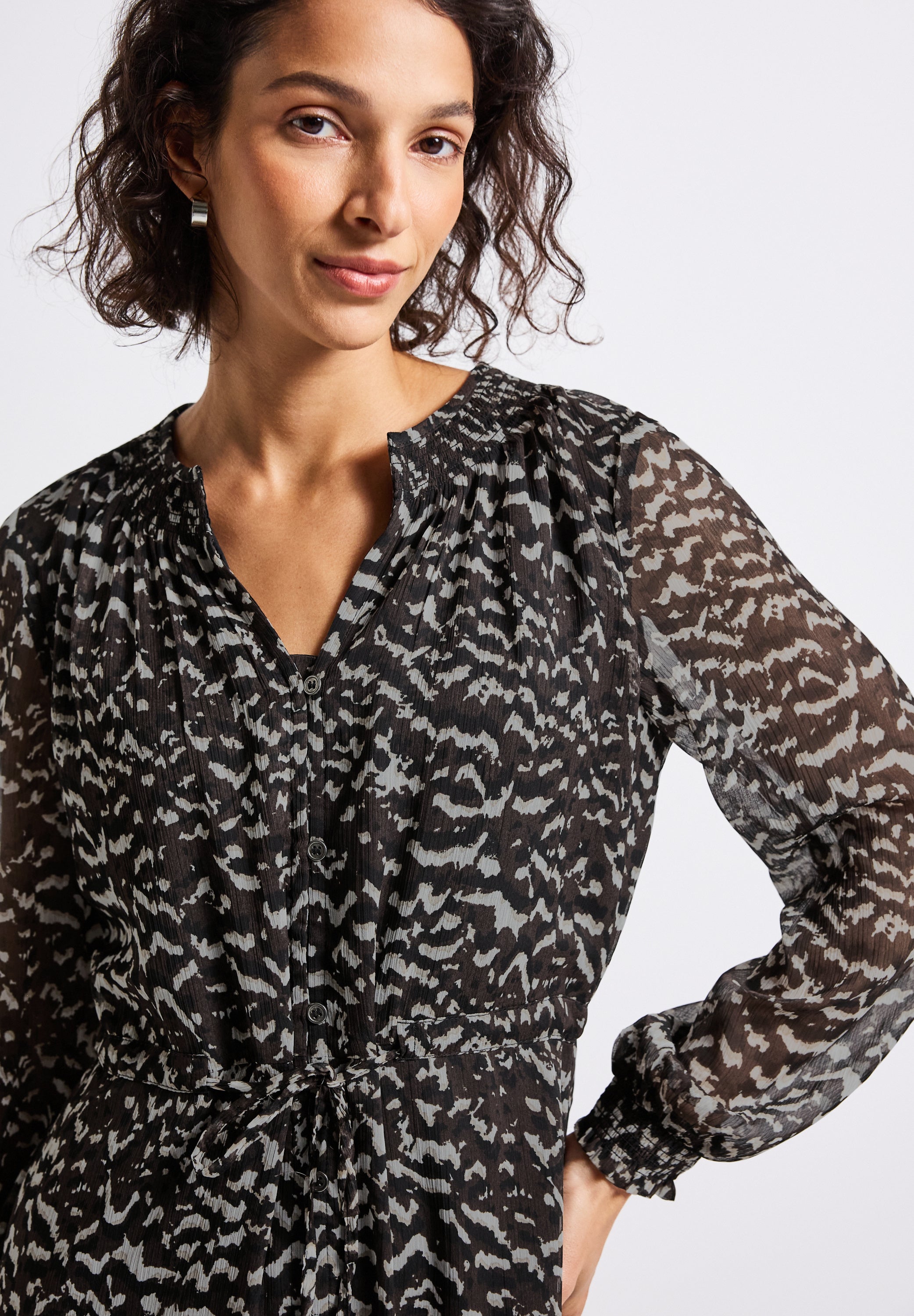 Chiffonkleid mit Smokdetails