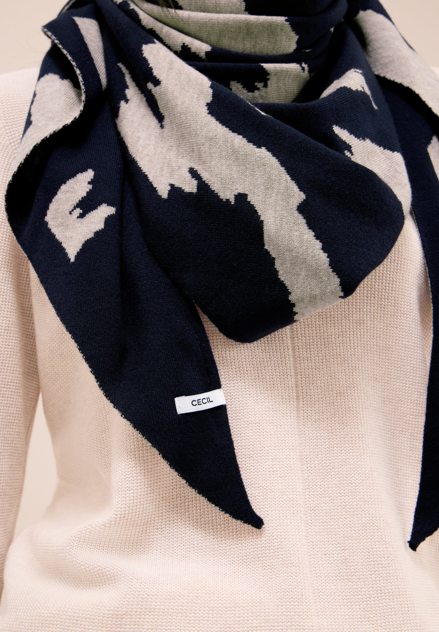 Gemustertes Dreieckstuch