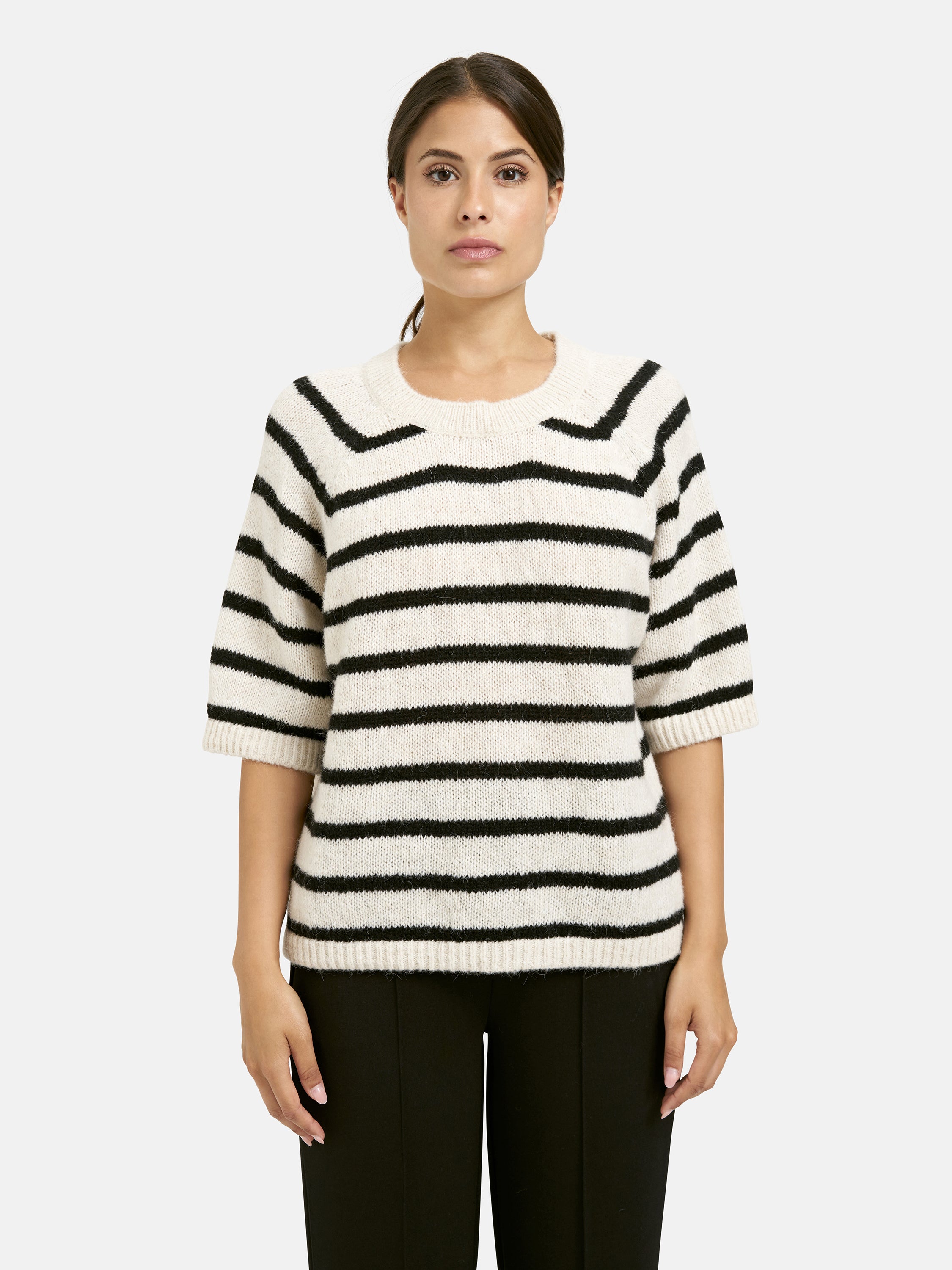 Loose fit Pullover with 1/2 sleeves and round neck