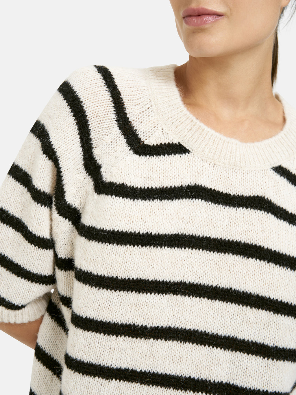 Loose fit Pullover with 1/2 sleeves and round neck