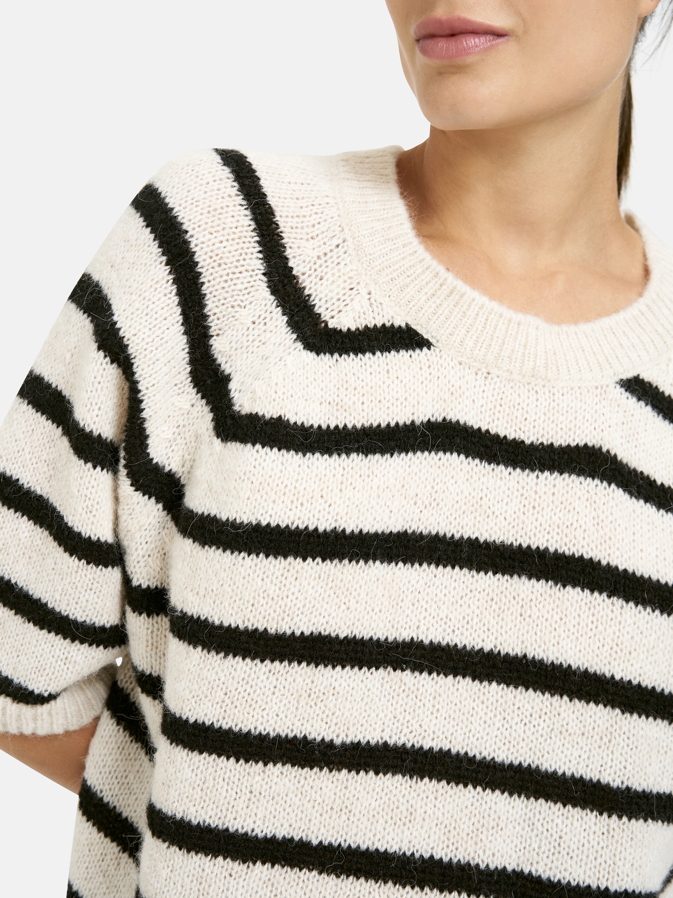 Loose fit Pullover with 1/2 sleeves and round neck