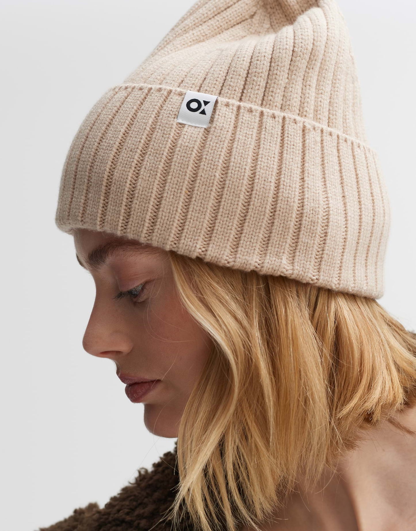 Adela cap