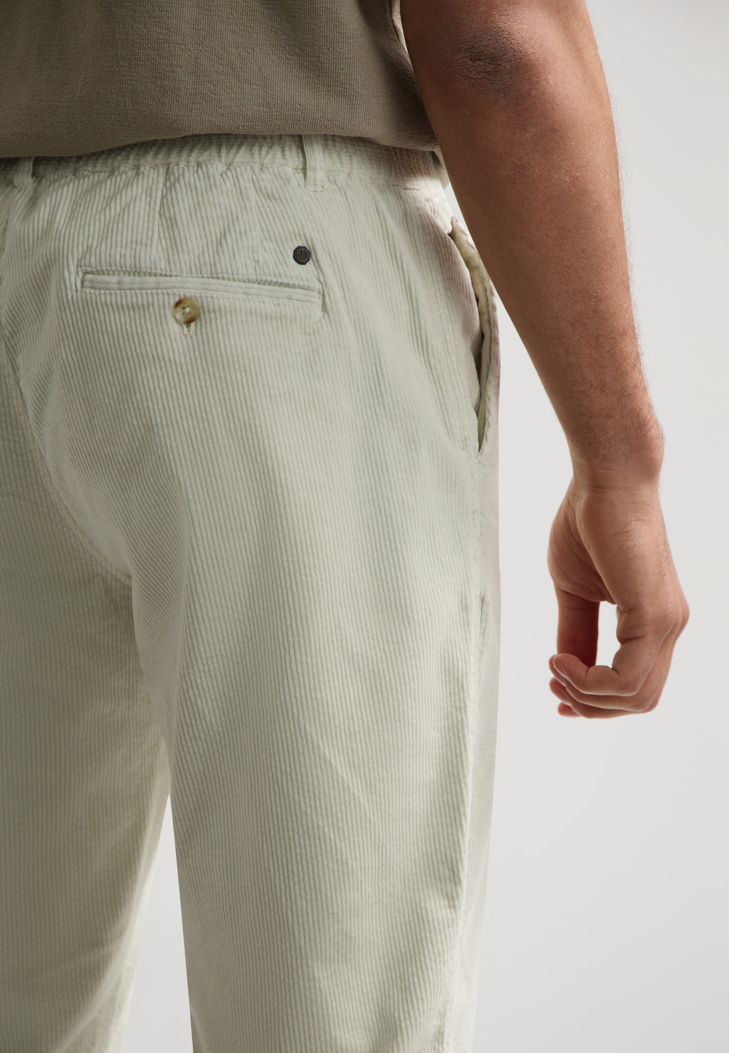 DS_Logan Lt. Wide Rib Chino