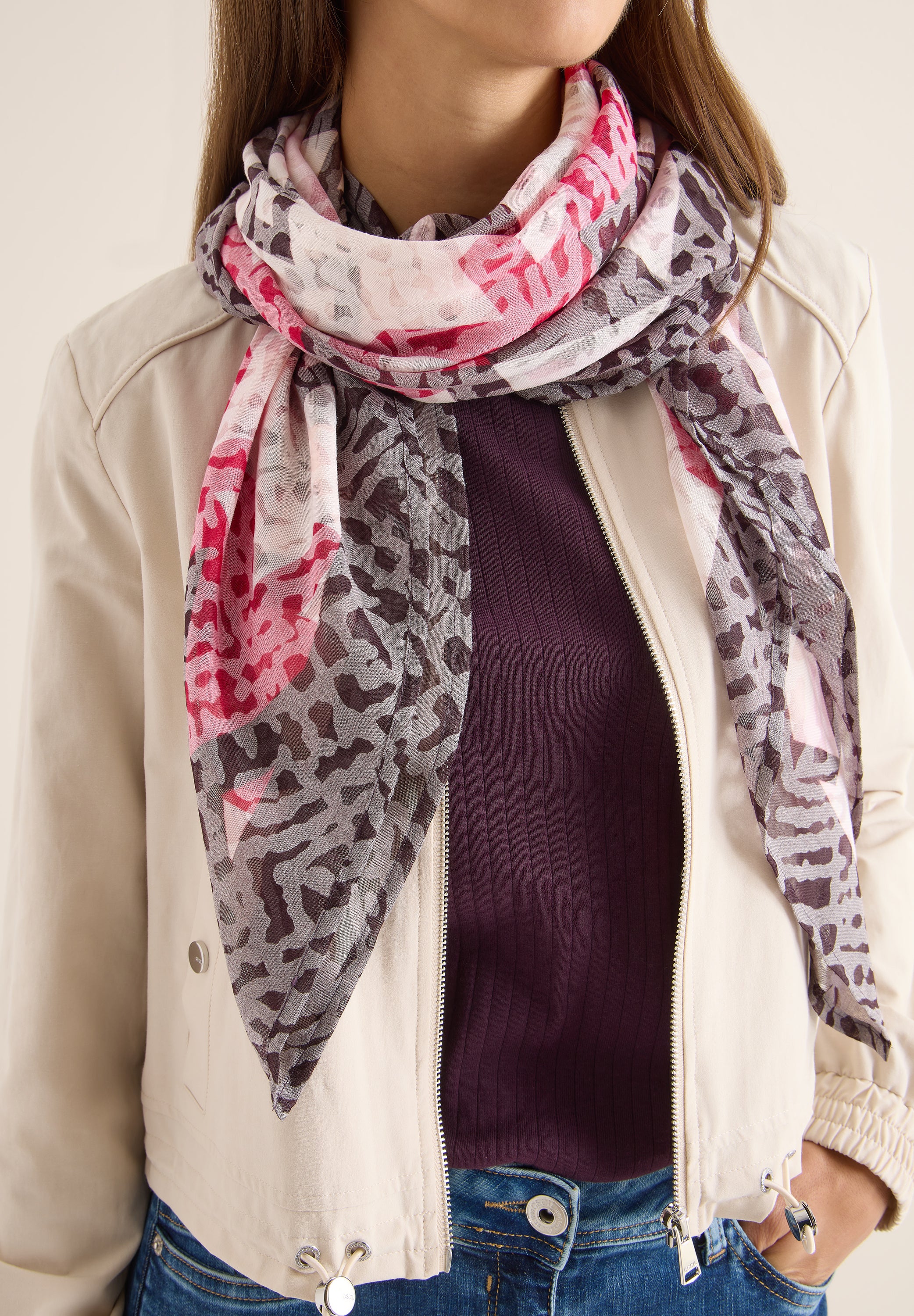 Tuch mit Ausbrennermuster