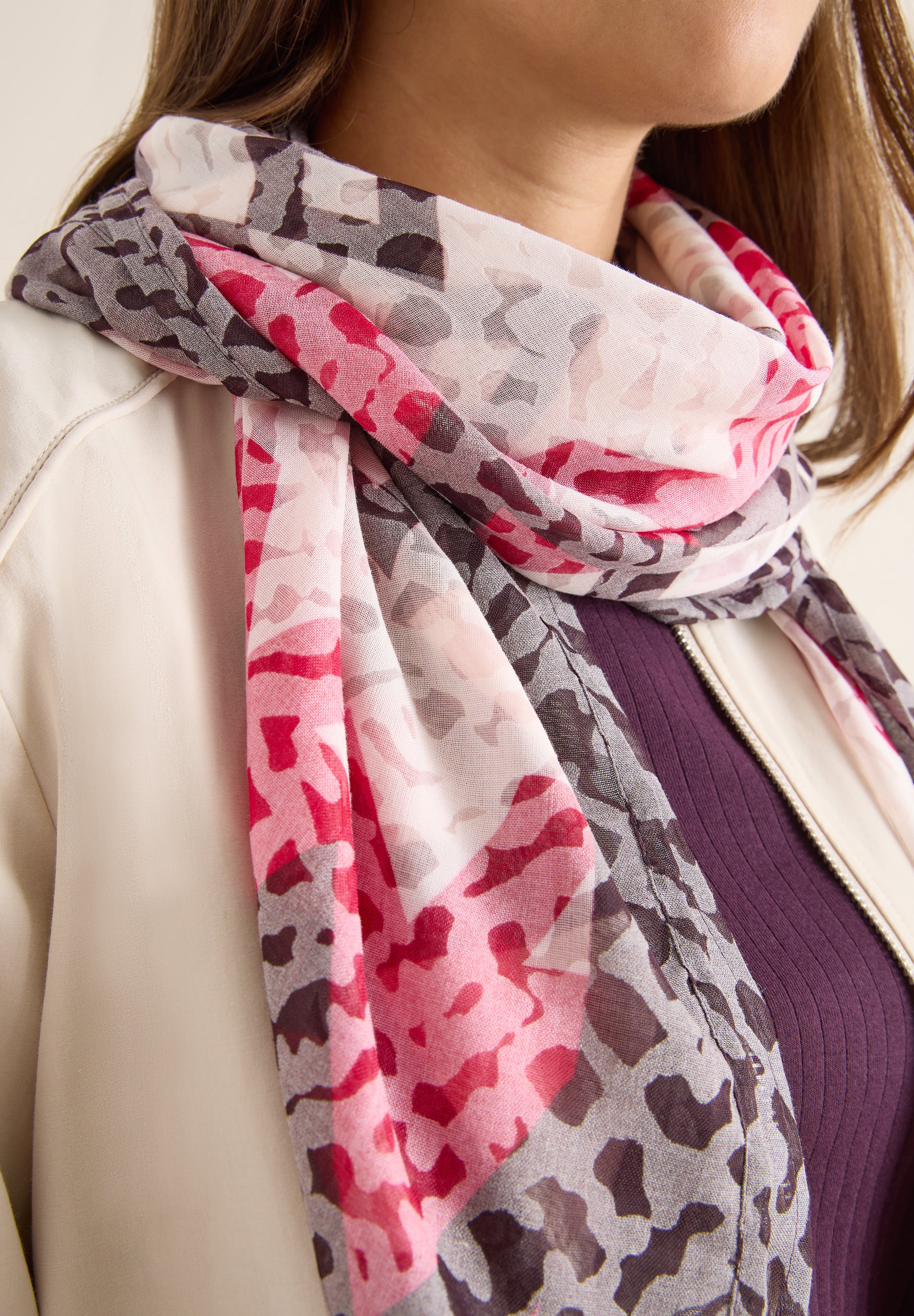 Tuch mit Ausbrennermuster