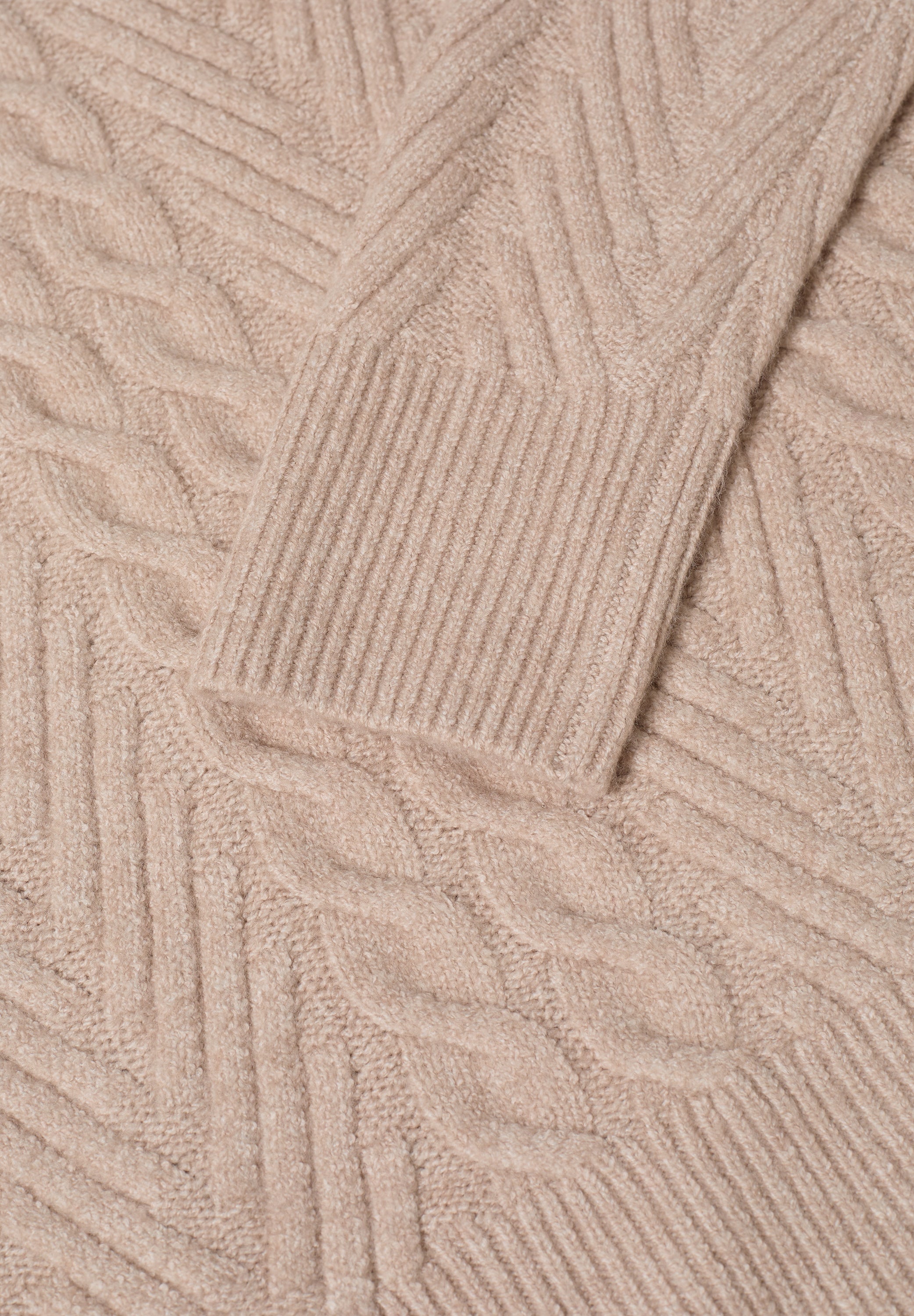 Pullover mit Zopfmuster