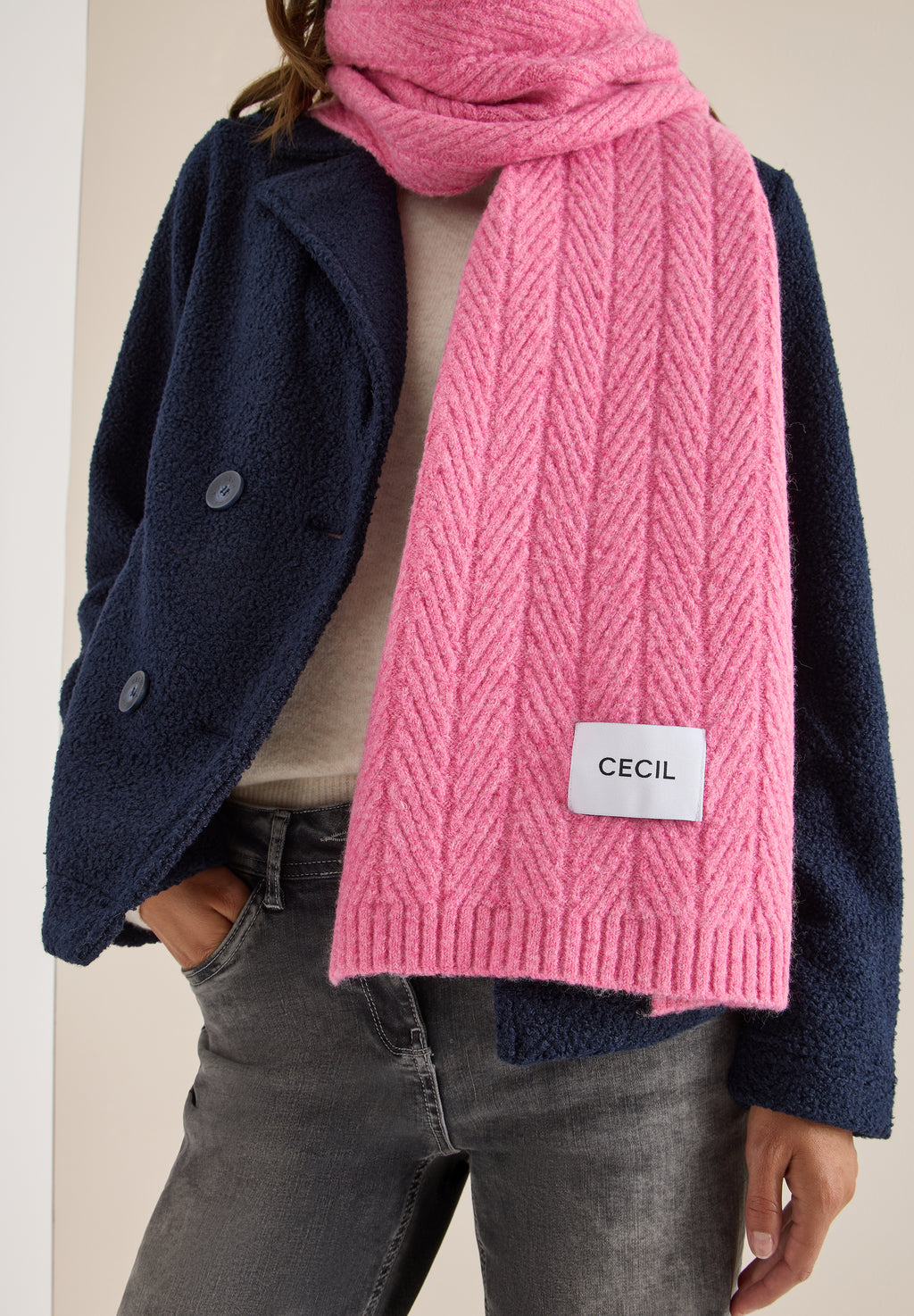 Strickschal mit Struktur