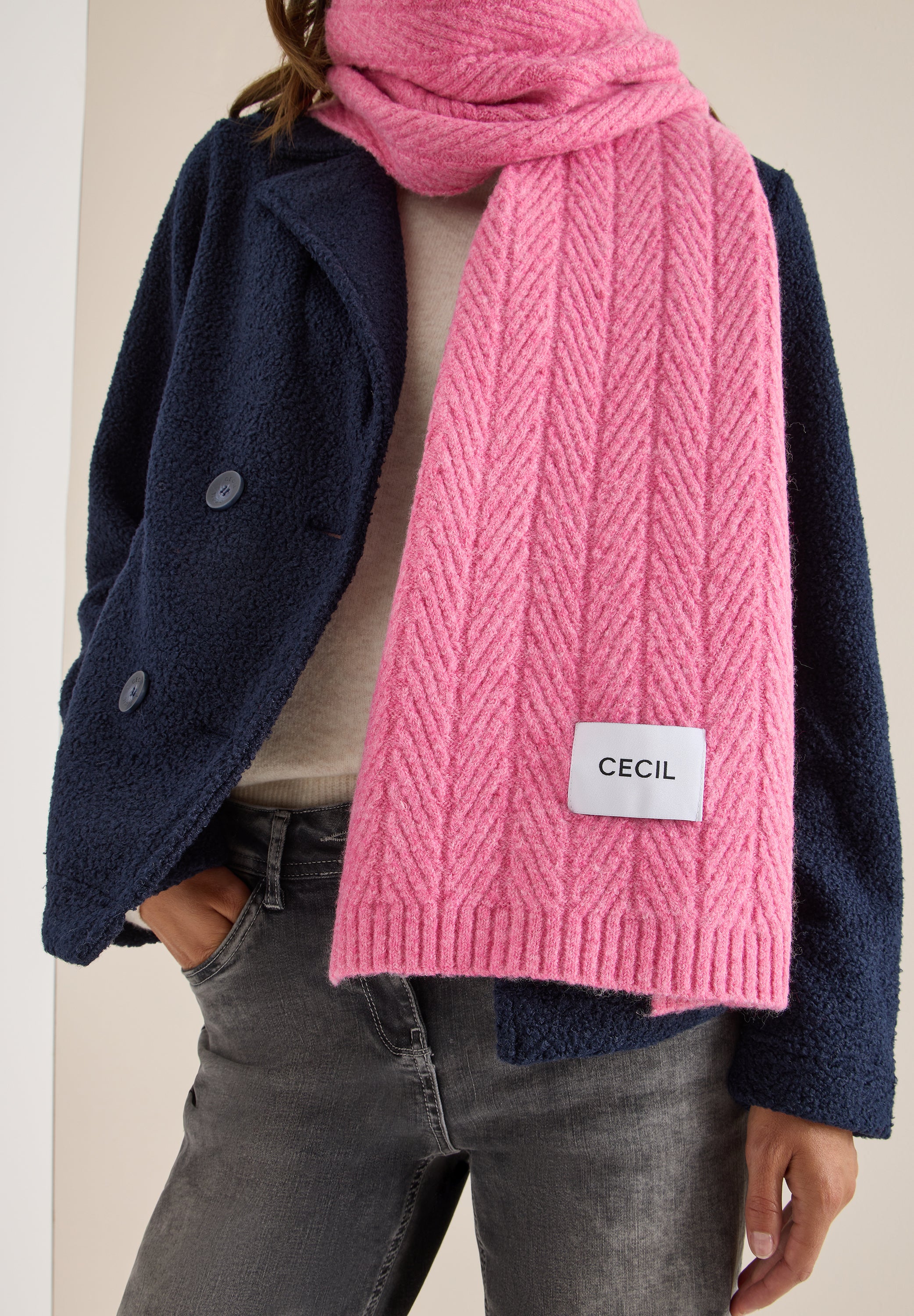 Strickschal mit Struktur