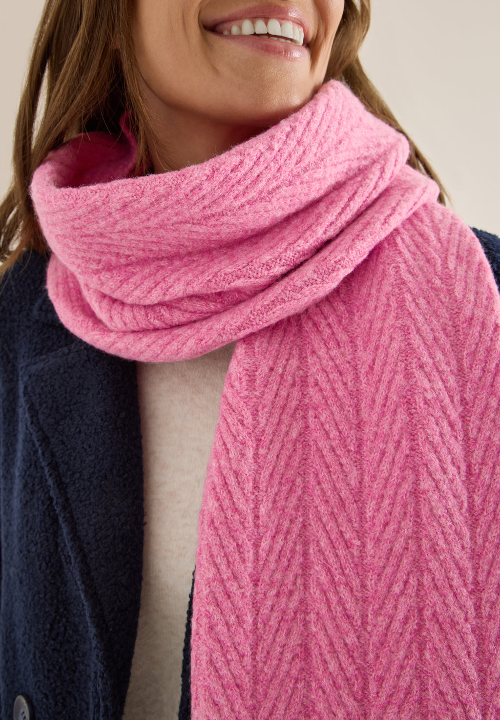 Strickschal mit Struktur