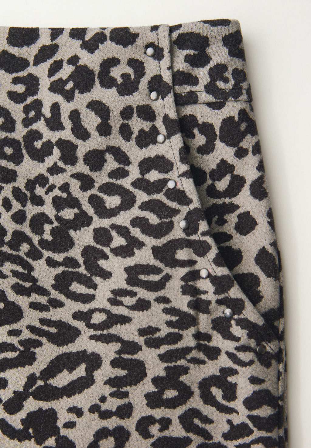 Rock in Wolloptik mit Nieten