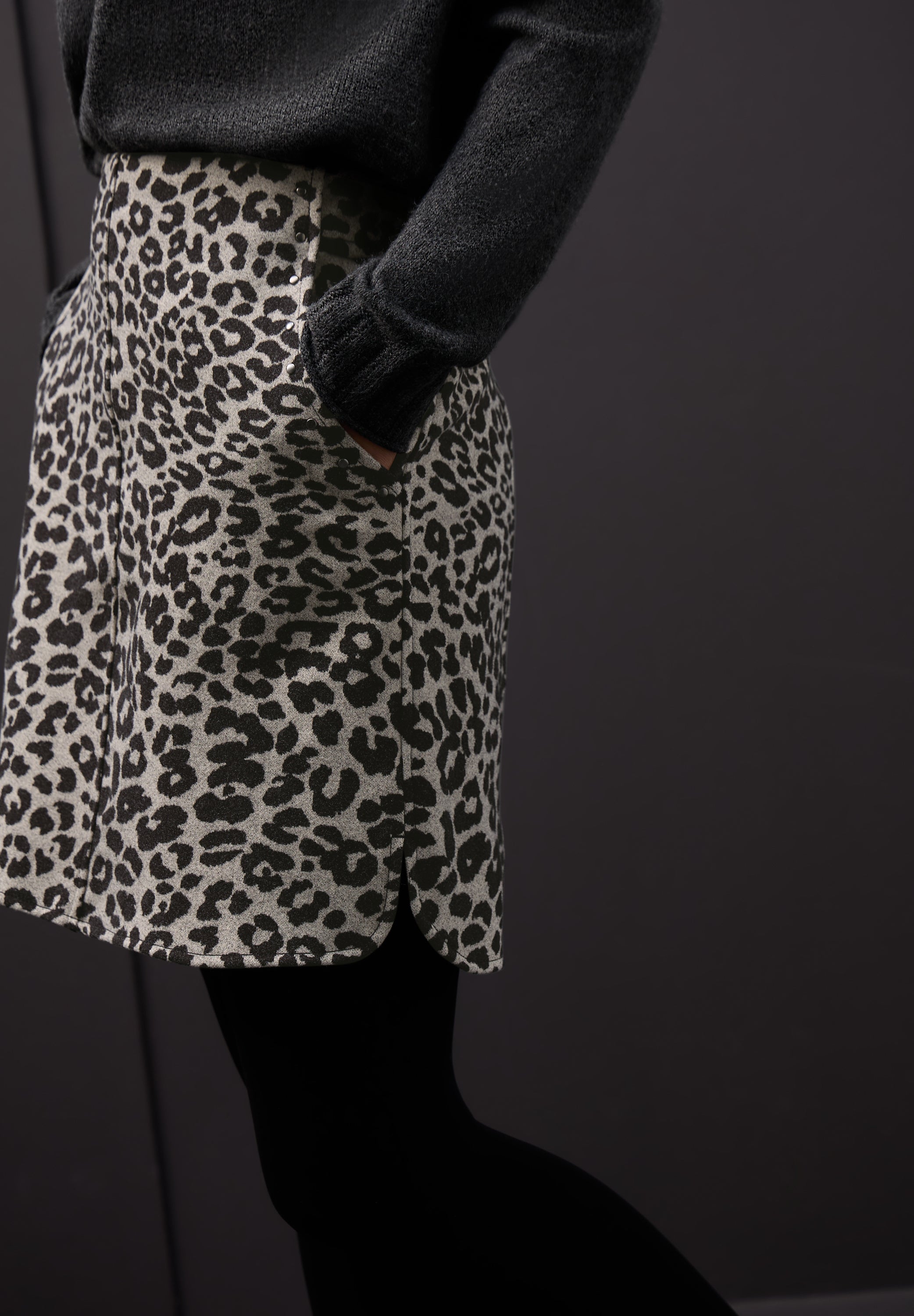 Rock in Wolloptik mit Nieten