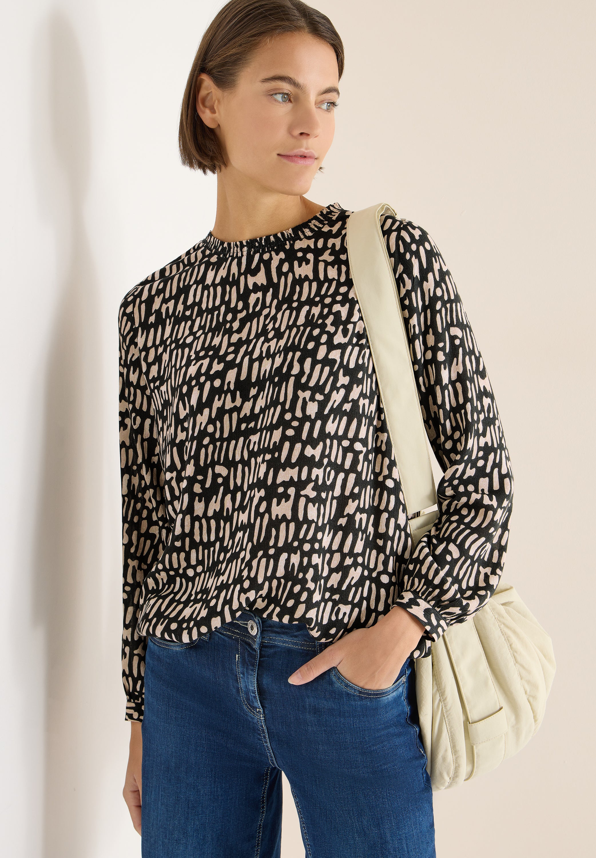 Bluse mit Smock-Ausschnitt