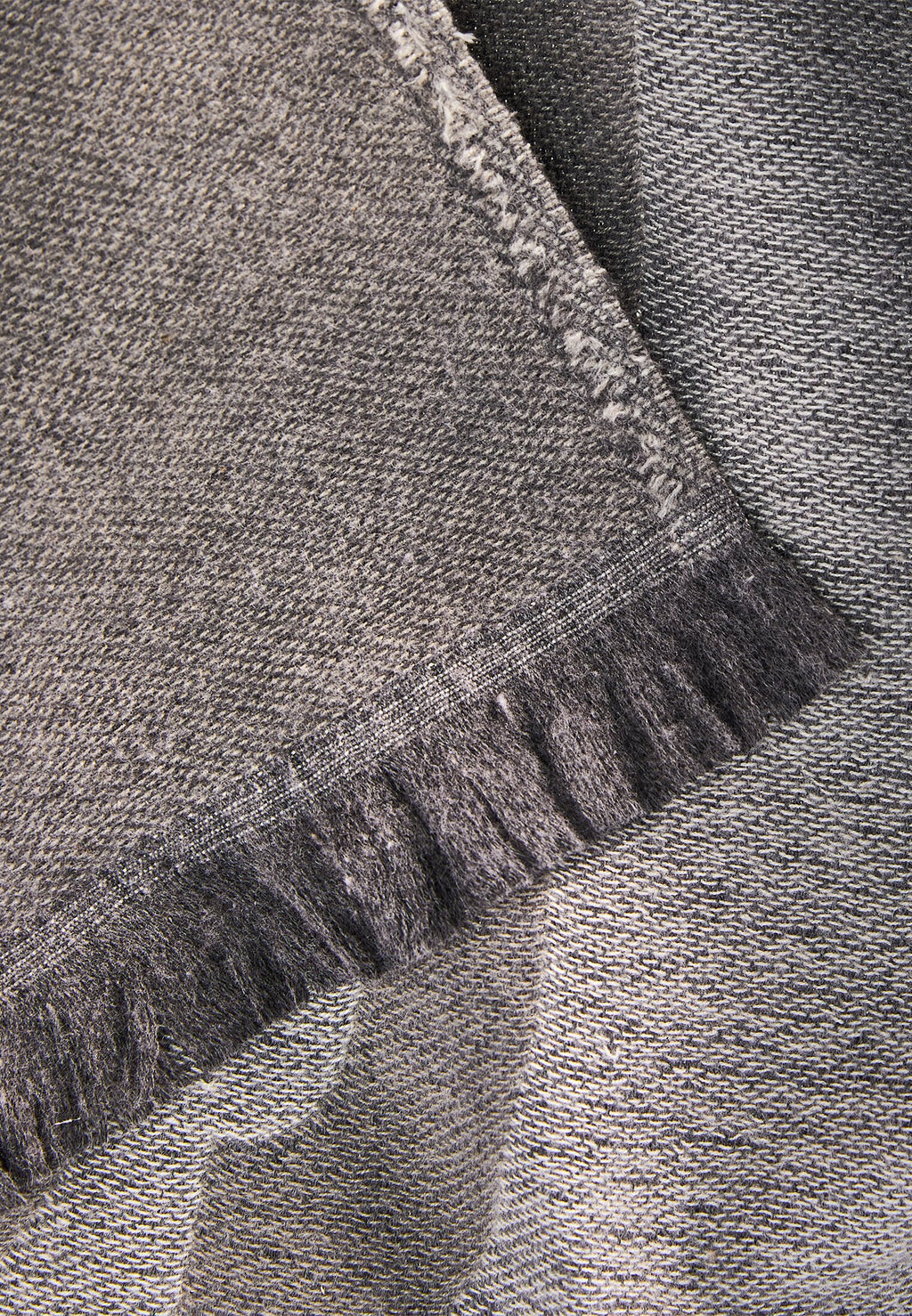 Schal mit gewebten Schriftzug