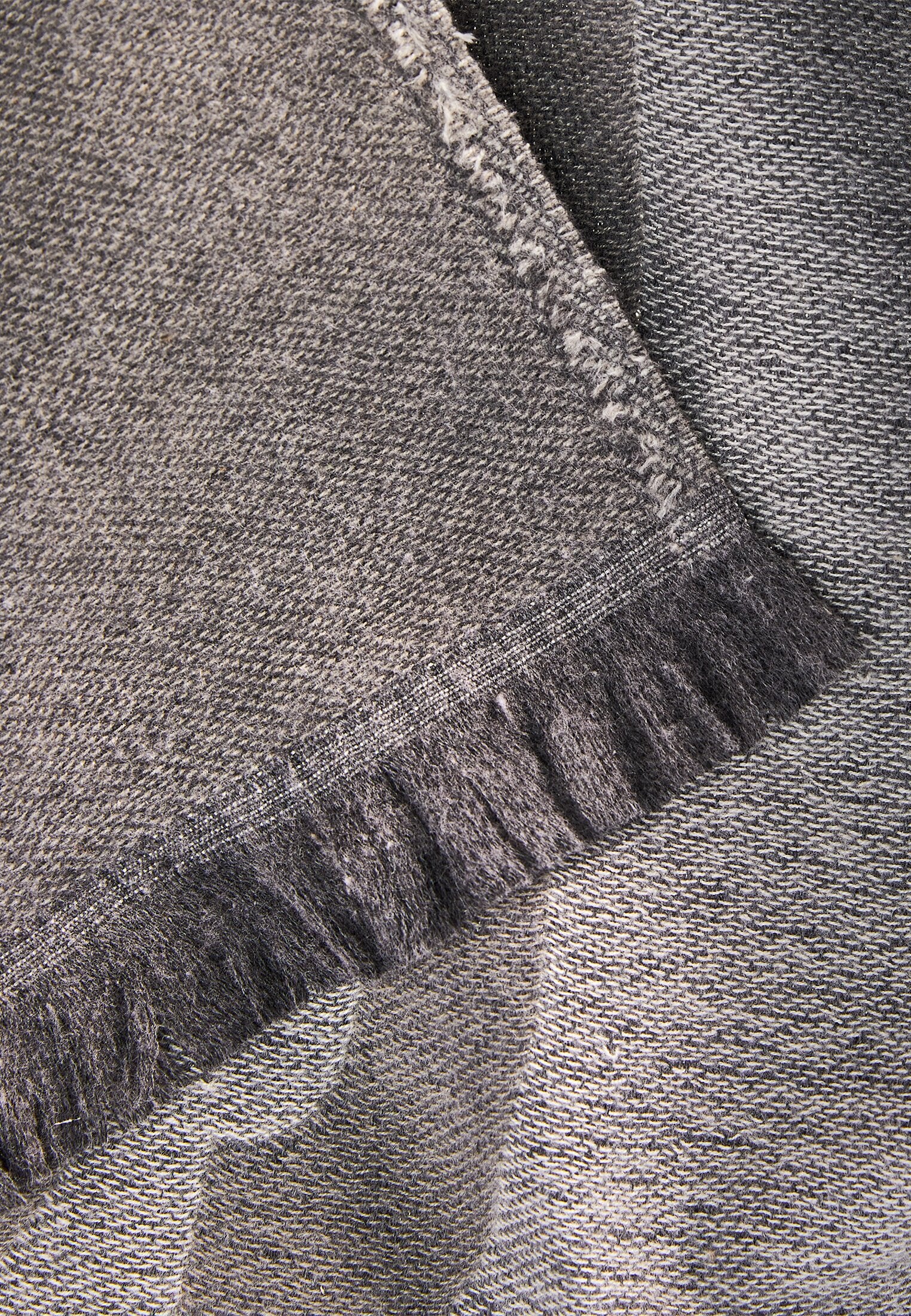 Schal mit gewebten Schriftzug