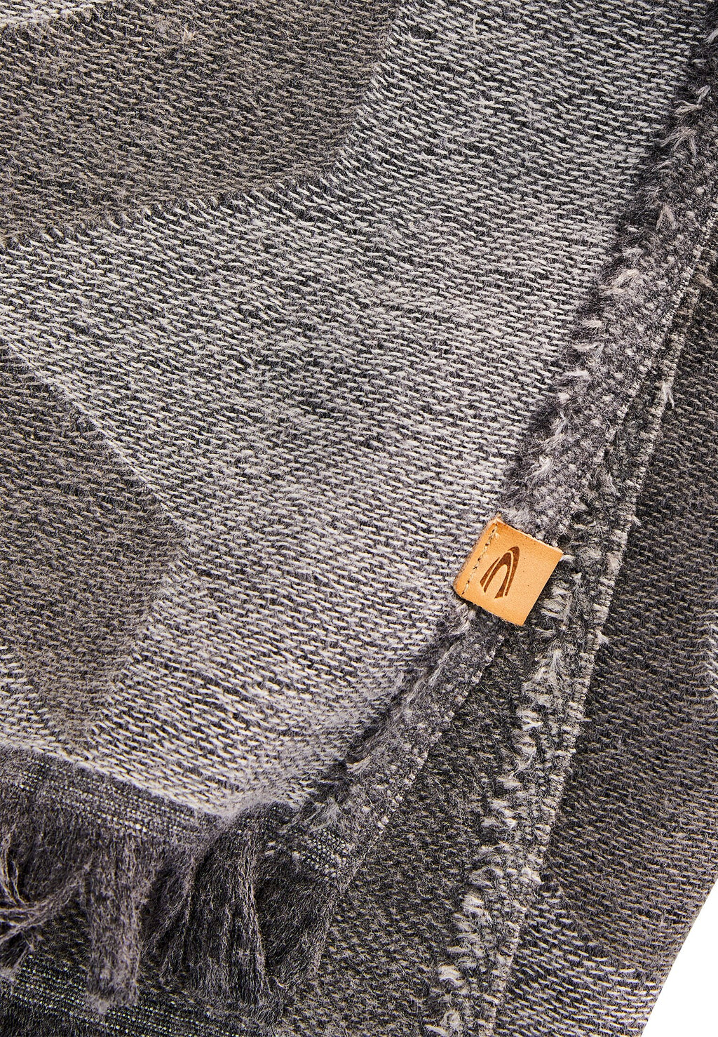 Schal mit gewebten Schriftzug