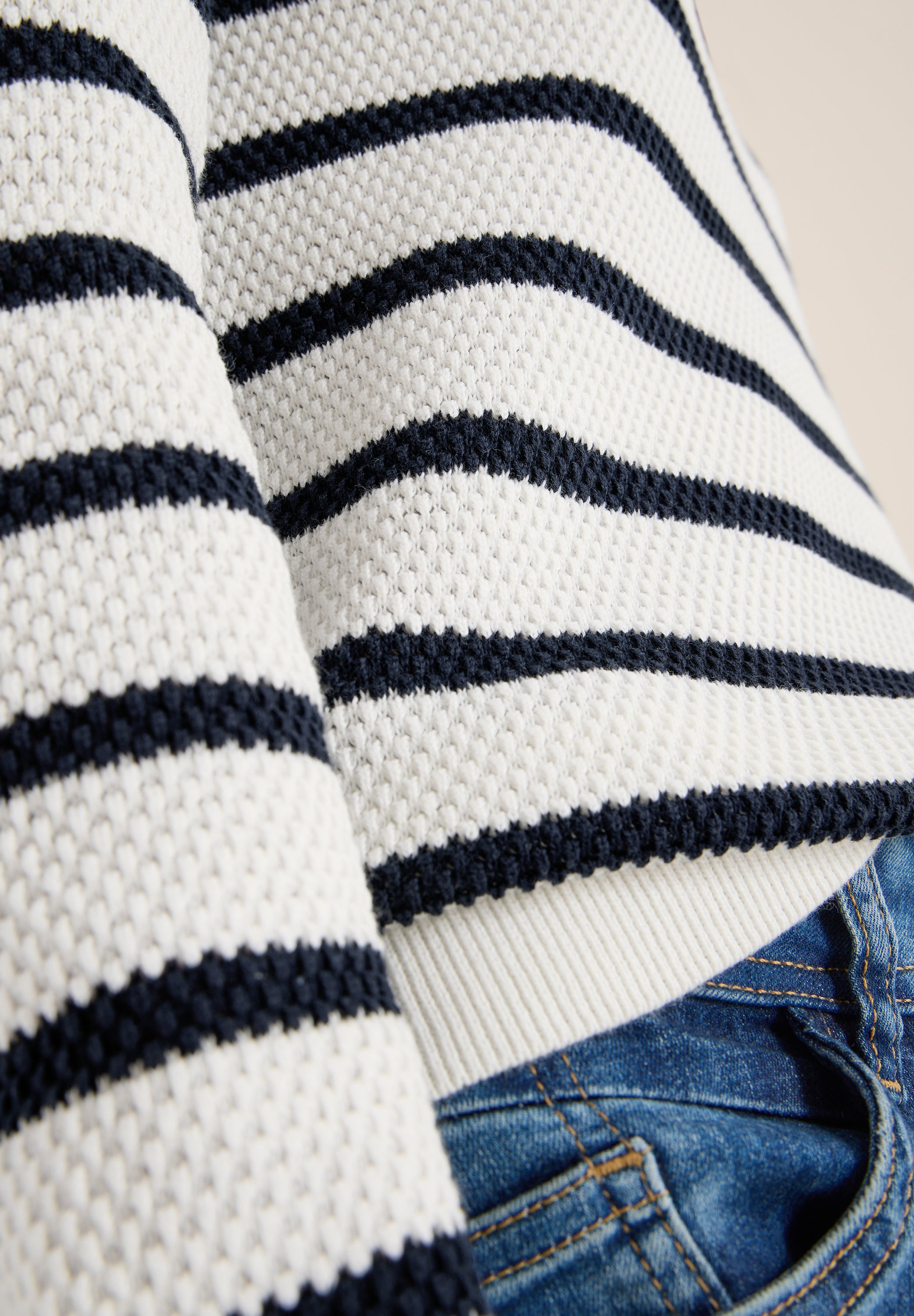 Gestreifter Strukturpullover